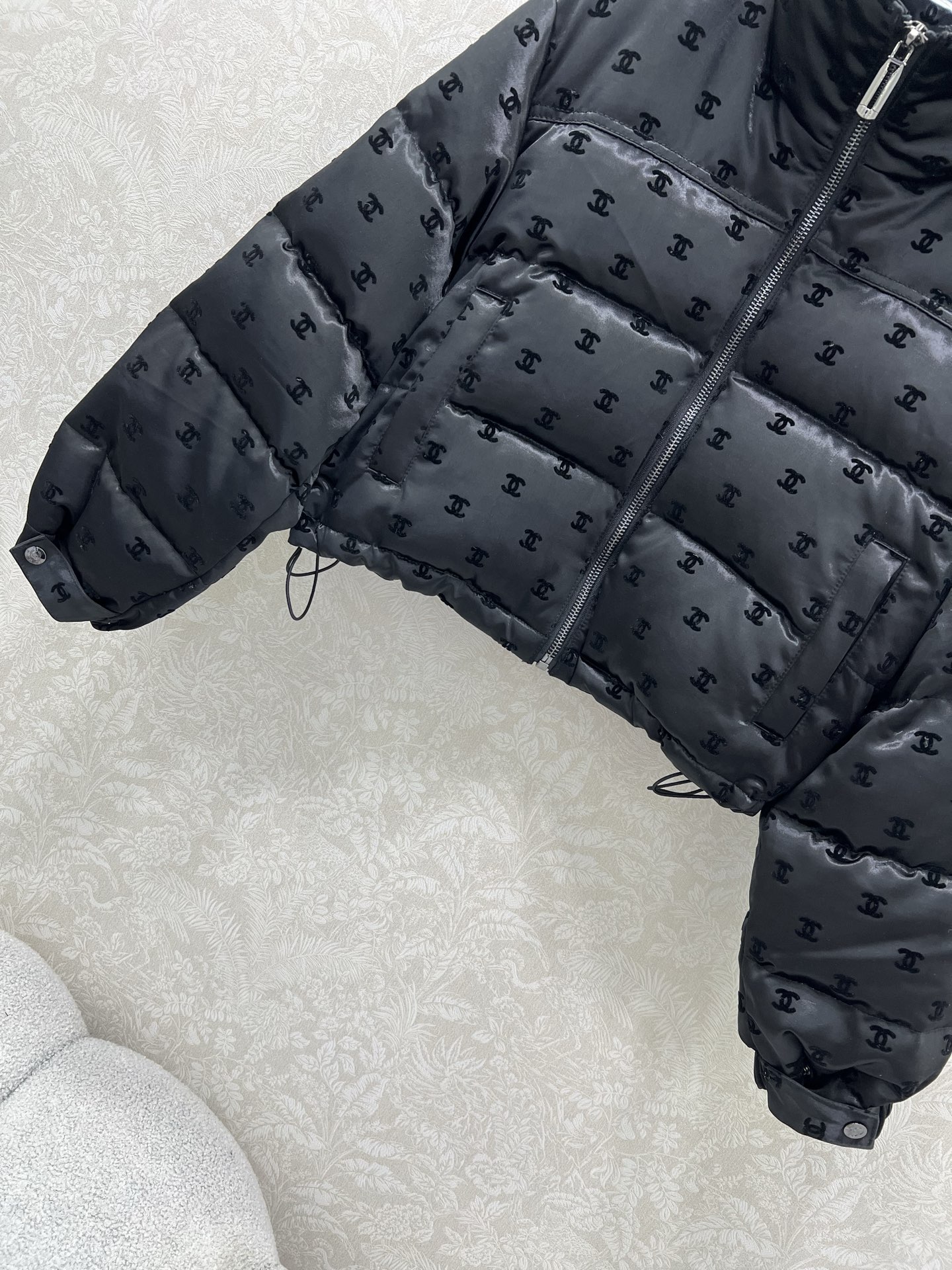 🔥🔥chan*l 25新款小立领植绒绸缎羽绒外套 90白鸭绒 双c logo植绒满印时髦好看 版型很赞 