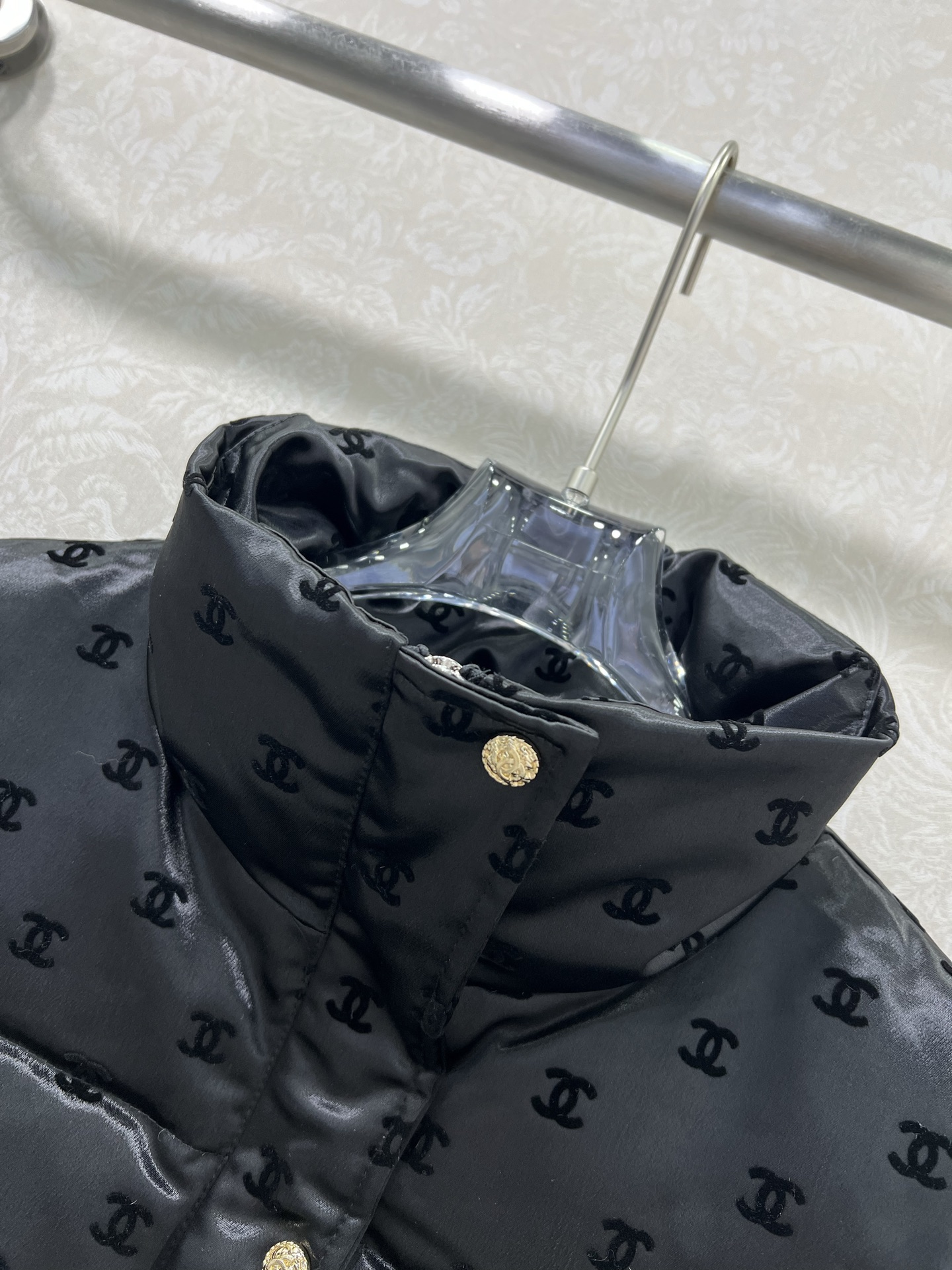 🔥🔥chan*l 25新款小立领植绒绸缎羽绒马甲 90白鸭绒 双c logo植绒满印时髦好看 版型很赞 