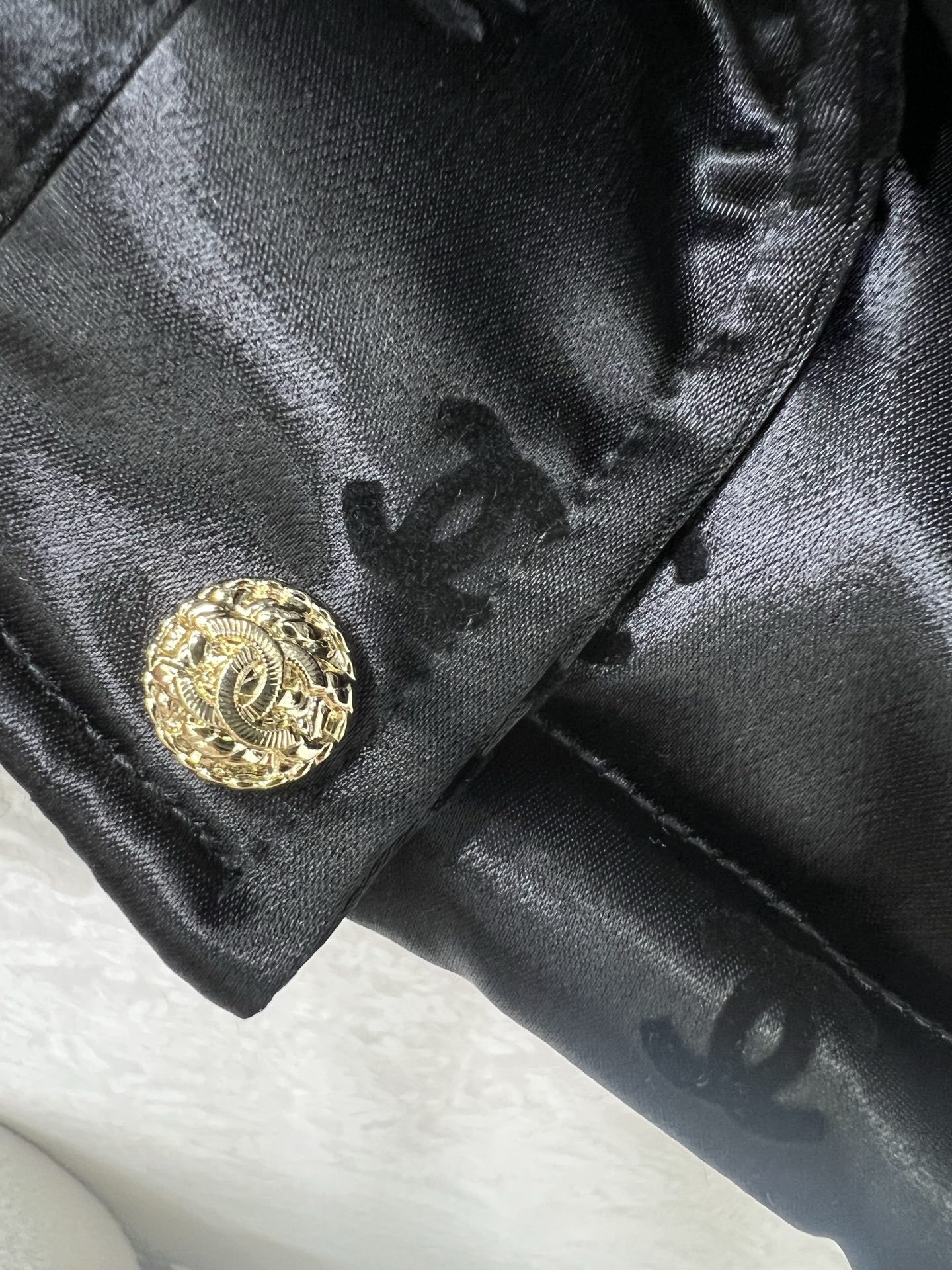 🔥🔥chan*l 25新款小立领植绒绸缎羽绒马甲 90白鸭绒 双c logo植绒满印时髦好看 版型很赞 