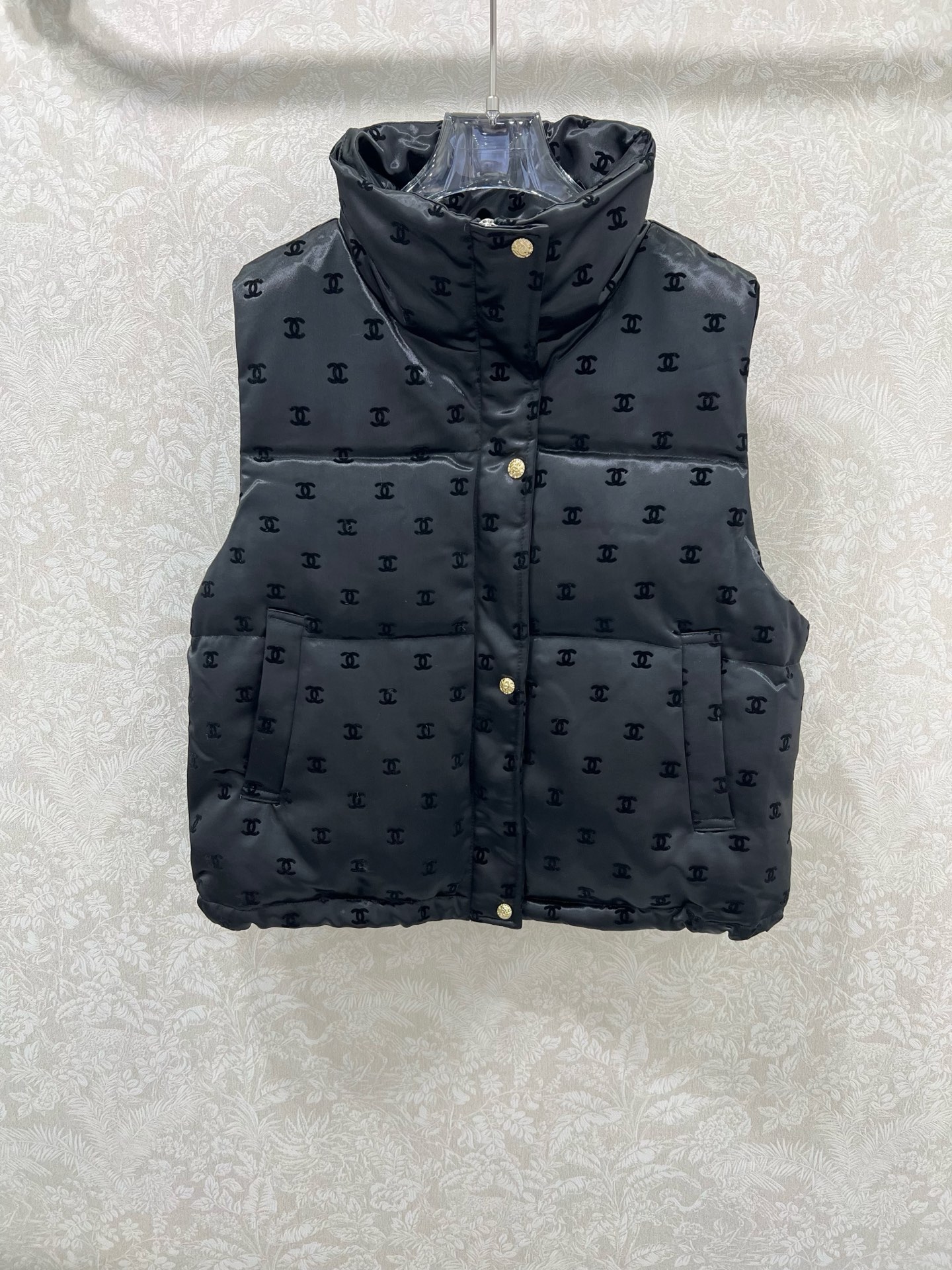 🔥🔥chan*l 25新款小立领植绒绸缎羽绒马甲 90白鸭绒 双c logo植绒满印时髦好看 版型很赞 