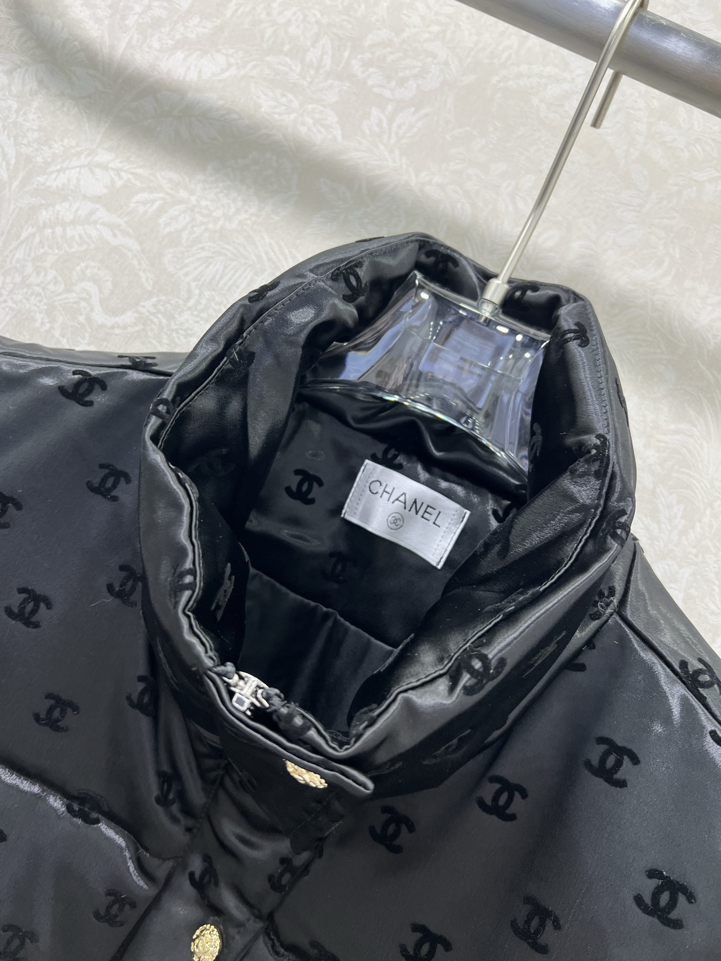 🔥🔥chan*l 25新款小立领植绒绸缎羽绒马甲 90白鸭绒 双c logo植绒满印时髦好看 版型很赞 