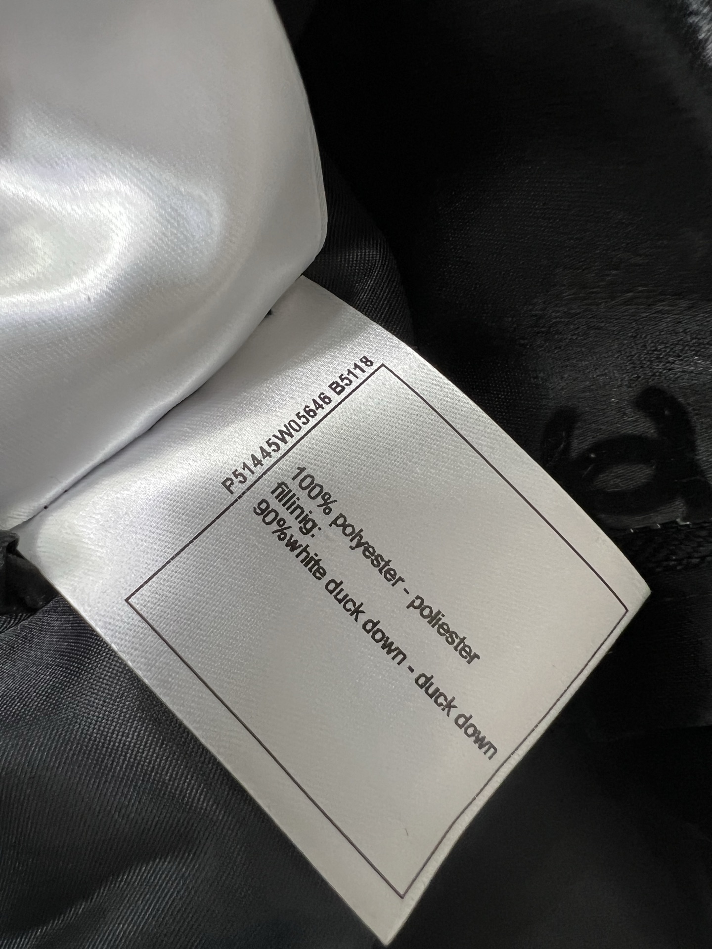 🔥🔥chan*l 25新款小立领植绒绸缎羽绒马甲 90白鸭绒 双c logo植绒满印时髦好看 版型很赞 