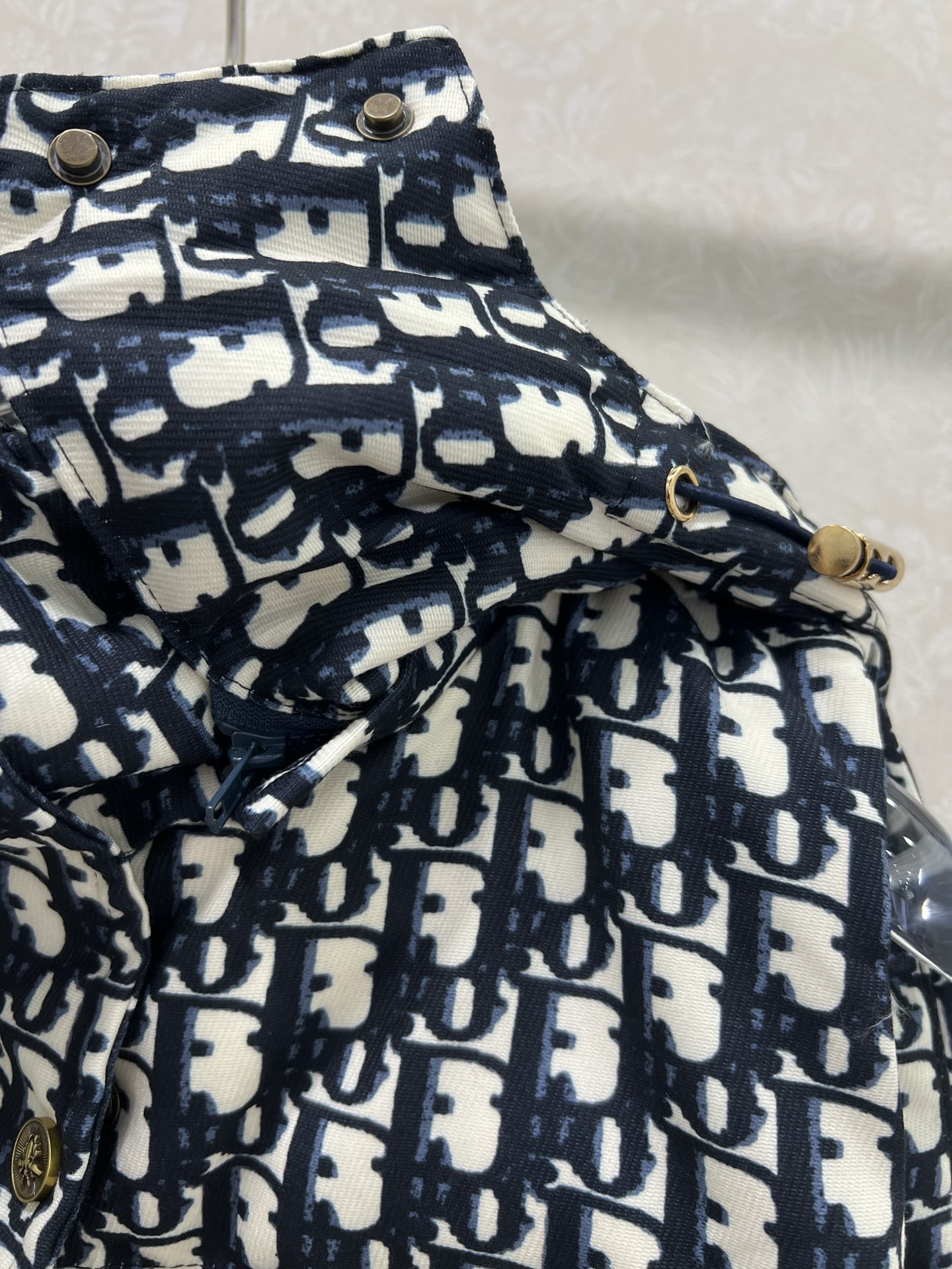 🔥🔥DIO*25新款连帽羽绒马甲 90白鸭绒 帽子可拆卸 满幅字母印花系列连帽羽绒马甲 满Logo印花 