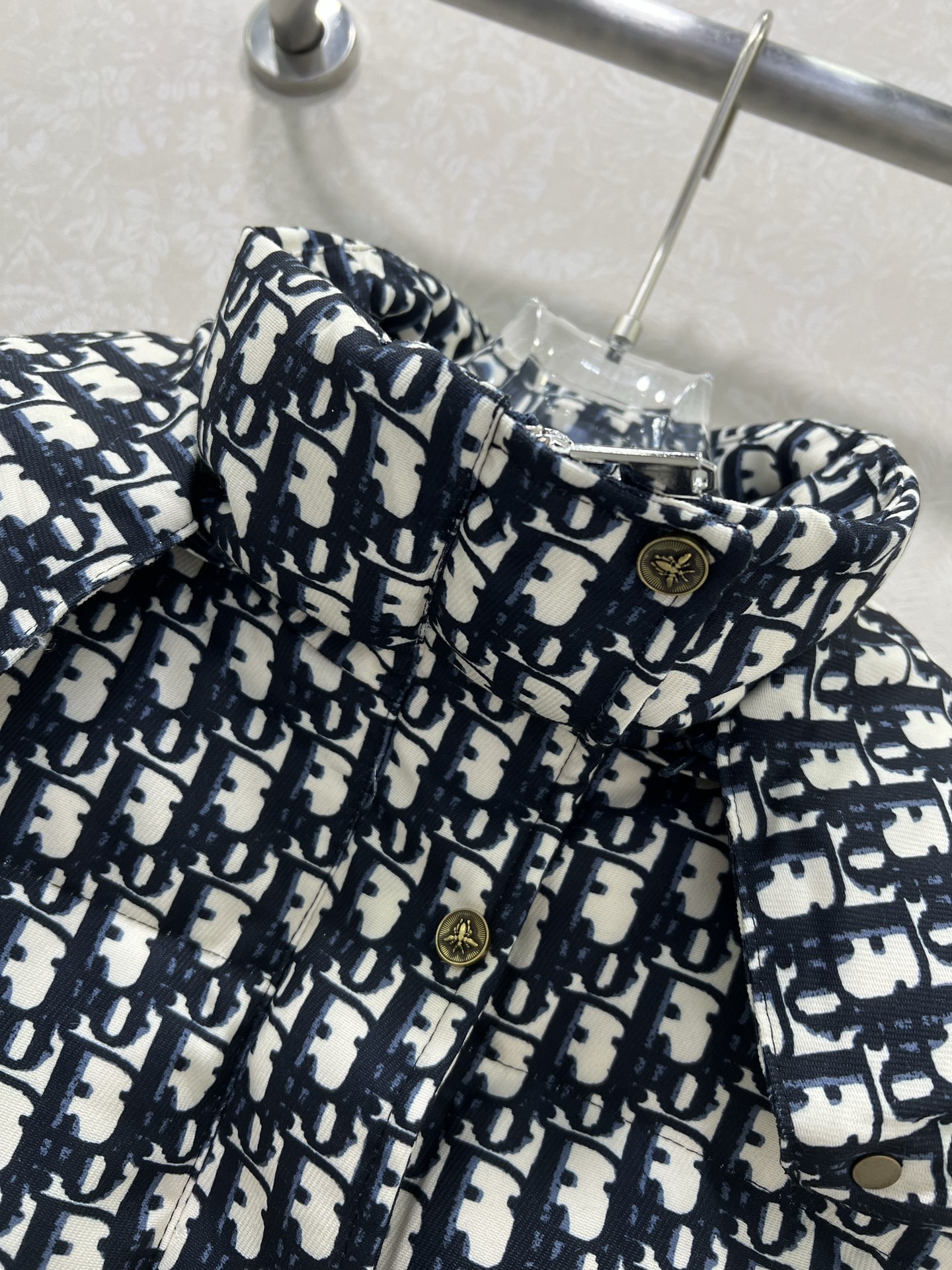 🔥🔥DIO*25新款连帽羽绒马甲 90白鸭绒 帽子可拆卸 满幅字母印花系列连帽羽绒马甲 满Logo印花 