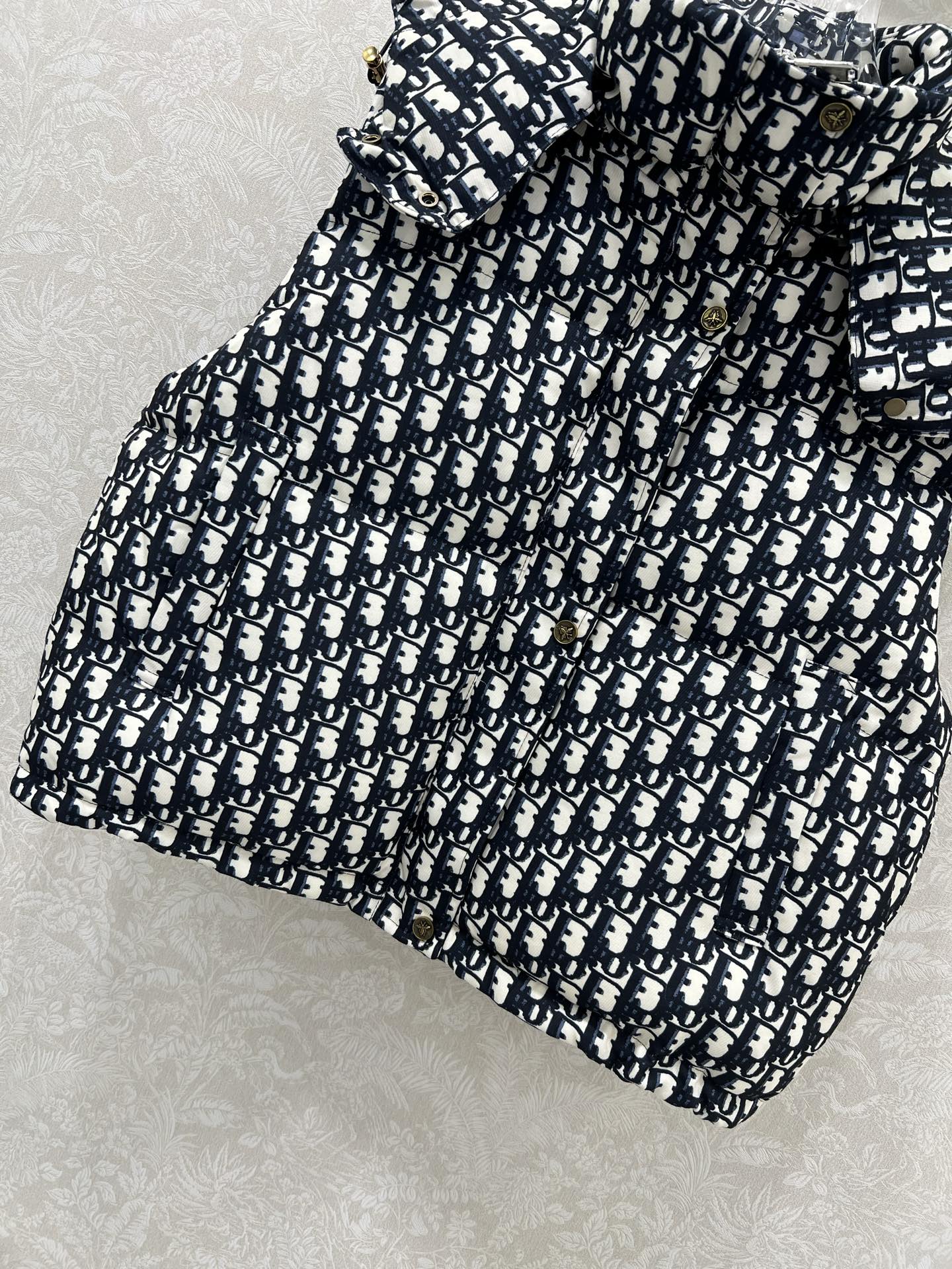 🔥🔥DIO*25新款连帽羽绒马甲 90白鸭绒 帽子可拆卸 满幅字母印花系列连帽羽绒马甲 满Logo印花 