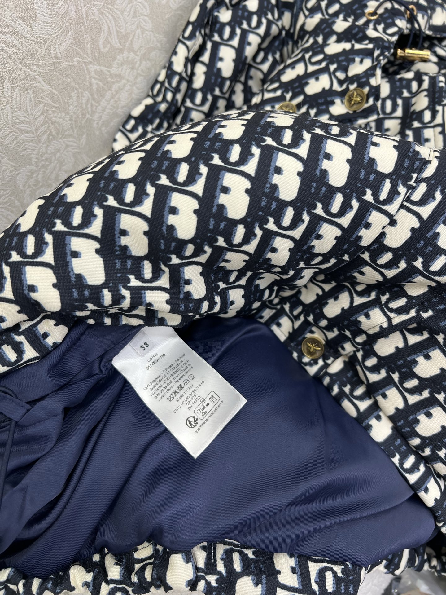 🔥🔥DIO*25新款连帽羽绒马甲 90白鸭绒 帽子可拆卸 满幅字母印花系列连帽羽绒马甲 满Logo印花 