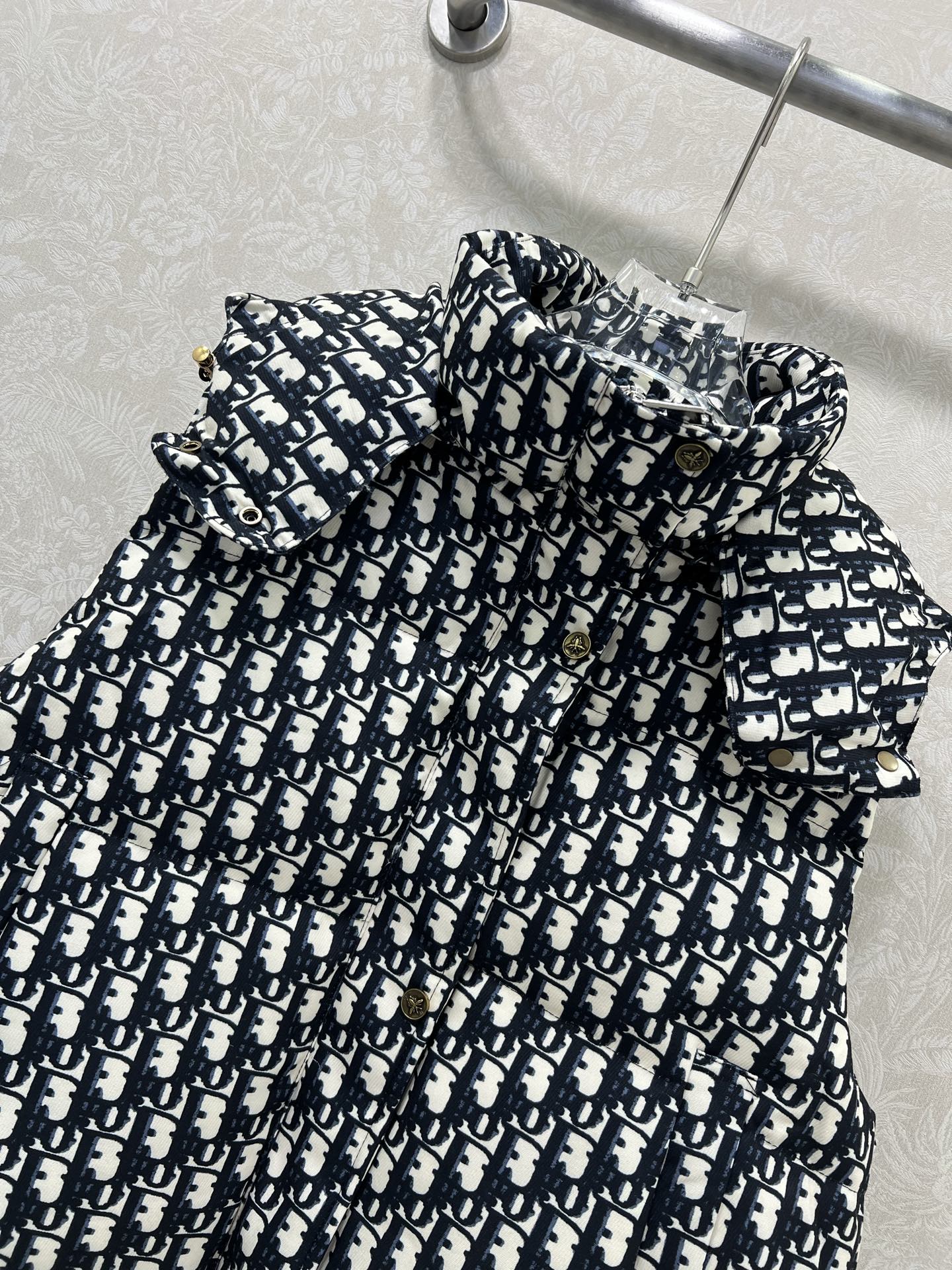 🔥🔥DIO*25新款连帽羽绒马甲 90白鸭绒 帽子可拆卸 满幅字母印花系列连帽羽绒马甲 满Logo印花 