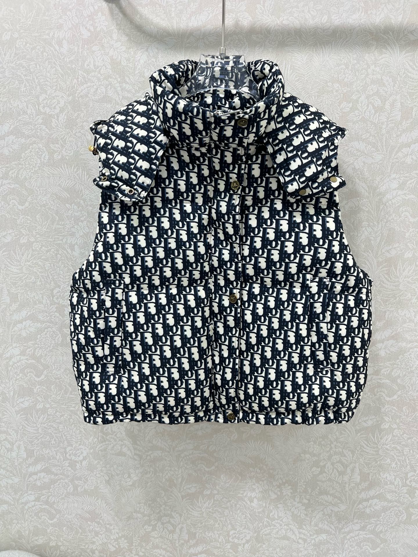 🔥🔥DIO*25新款连帽羽绒马甲 90白鸭绒 帽子可拆卸 满幅字母印花系列连帽羽绒马甲 满Logo印花 