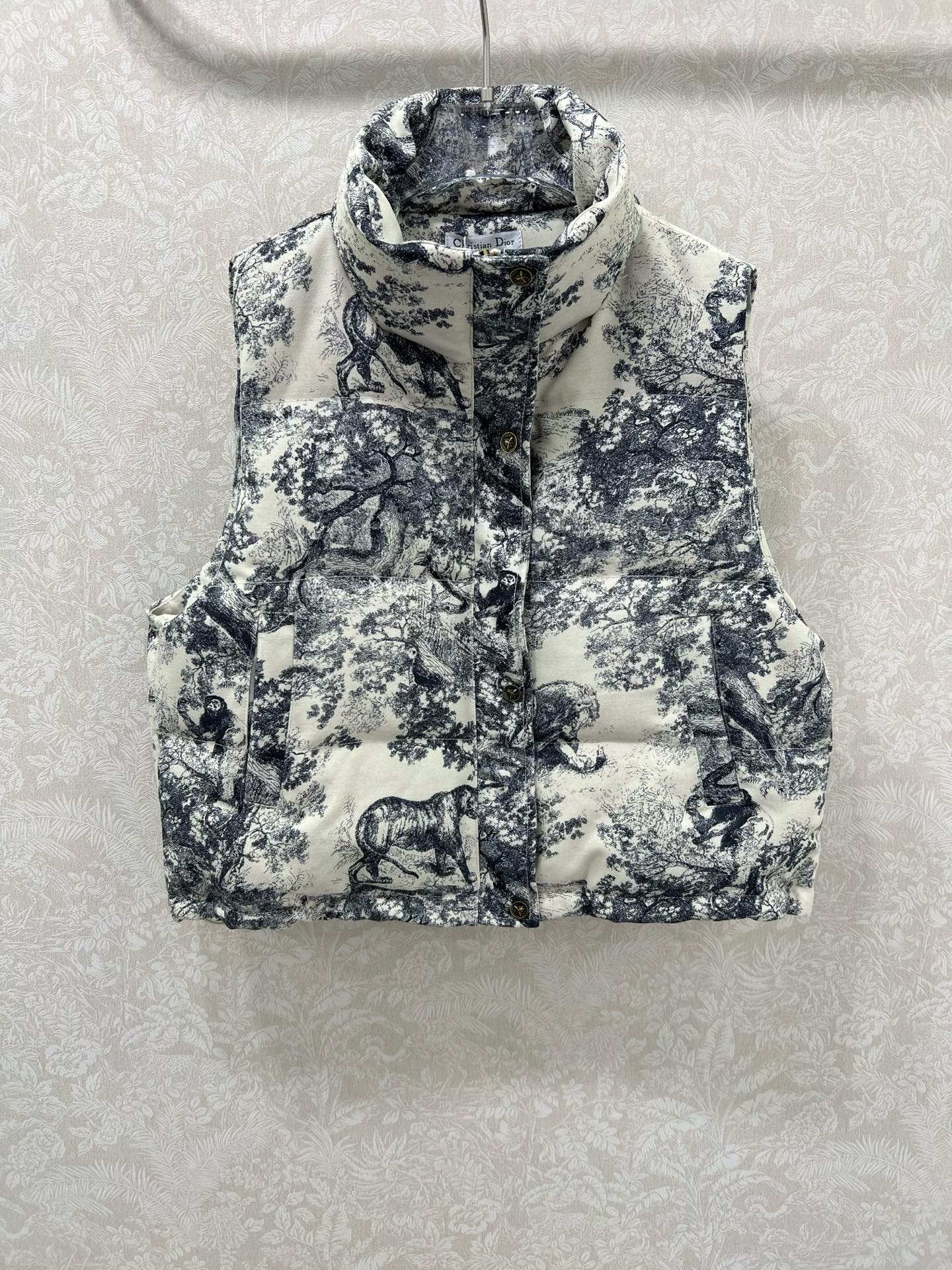 🔥🔥DIO*25新款立领羽绒马甲 90白鸭绒 帽子可拆卸 满幅字母印花以及经典丛林动物印花羽绒马甲 打造