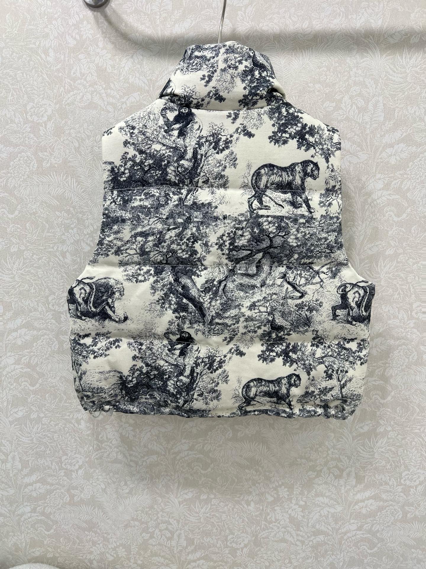 🔥🔥DIO*25新款立领羽绒马甲 90白鸭绒 帽子可拆卸 满幅字母印花以及经典丛林动物印花羽绒马甲 打造