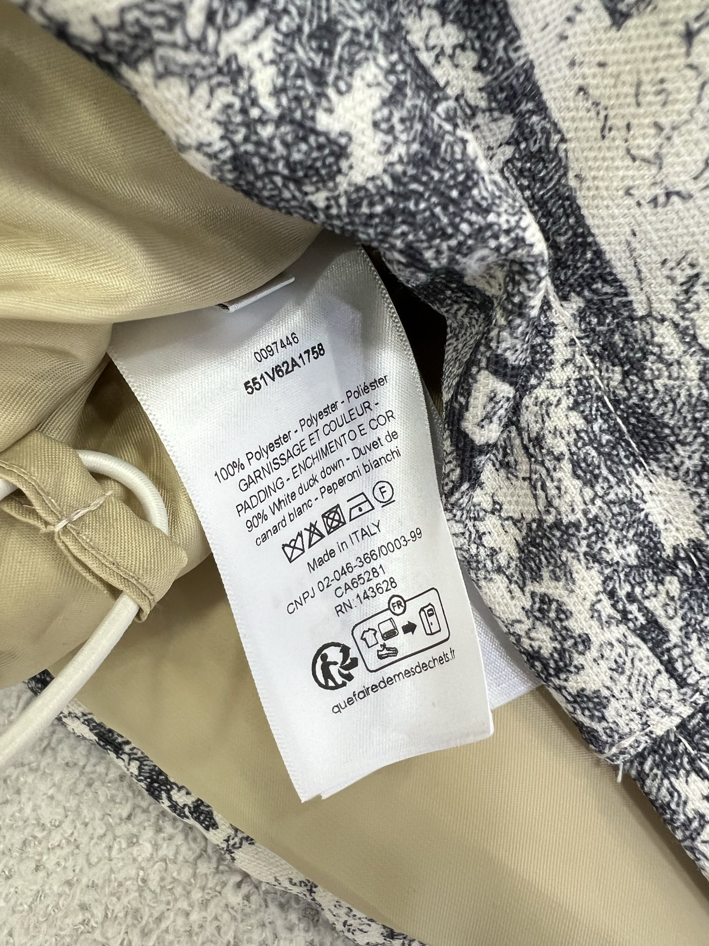 🔥🔥DIO*25新款立领羽绒马甲 90白鸭绒 帽子可拆卸 满幅字母印花以及经典丛林动物印花羽绒马甲 打造