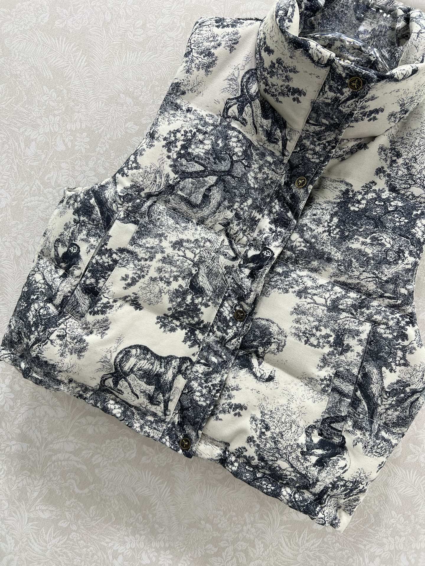 🔥🔥DIO*25新款立领羽绒马甲 90白鸭绒 帽子可拆卸 满幅字母印花以及经典丛林动物印花羽绒马甲 打造