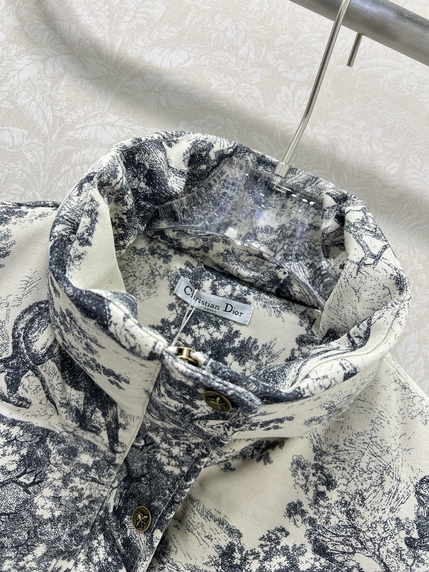 🔥🔥DIO*25新款立领羽绒马甲 90白鸭绒 帽子可拆卸 满幅字母印花以及经典丛林动物印花羽绒马甲 打造