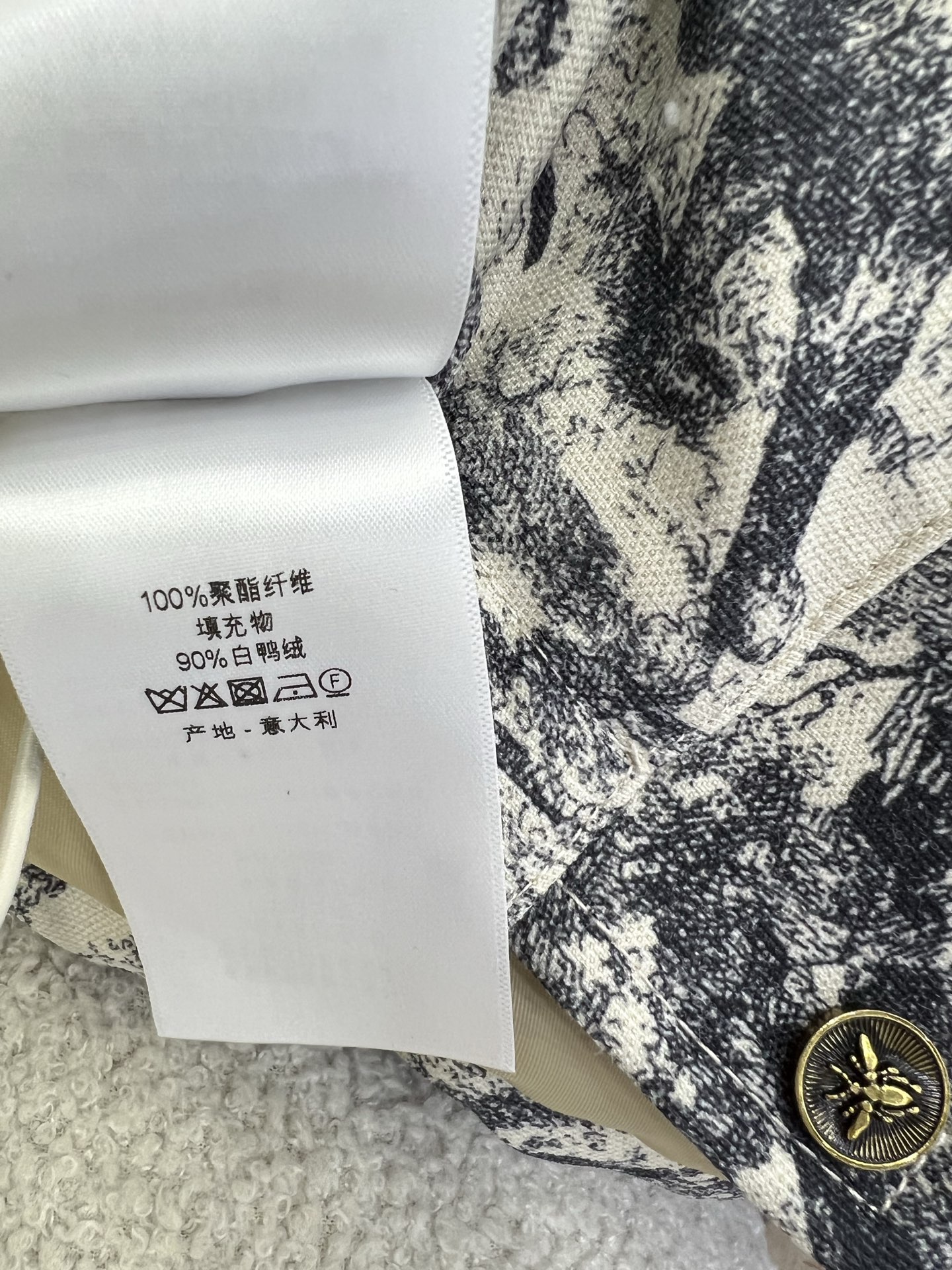 🔥🔥DIO*25新款立领羽绒马甲 90白鸭绒 帽子可拆卸 满幅字母印花以及经典丛林动物印花羽绒马甲 打造