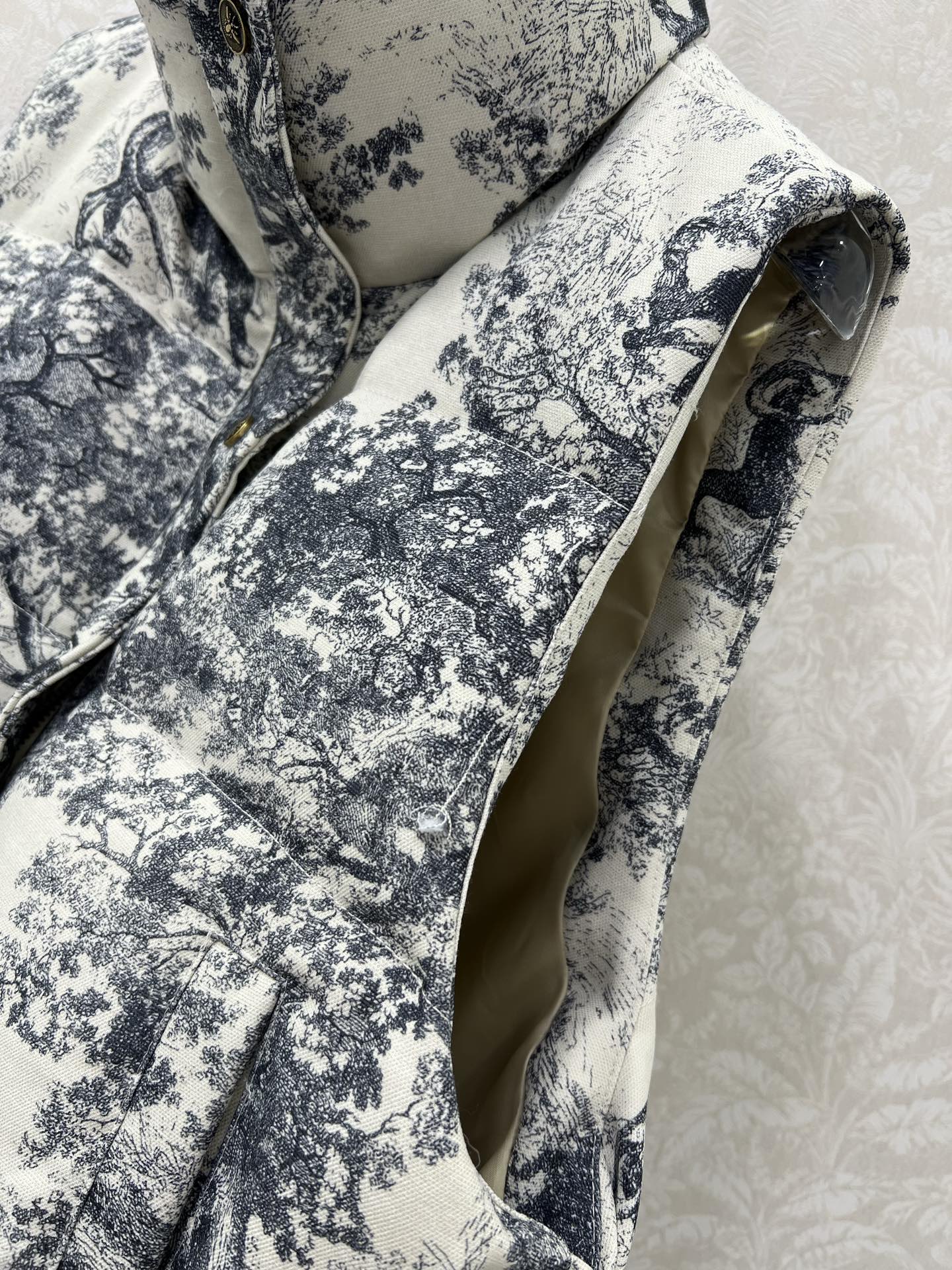 🔥🔥DIO*25新款立领羽绒马甲 90白鸭绒 帽子可拆卸 满幅字母印花以及经典丛林动物印花羽绒马甲 打造