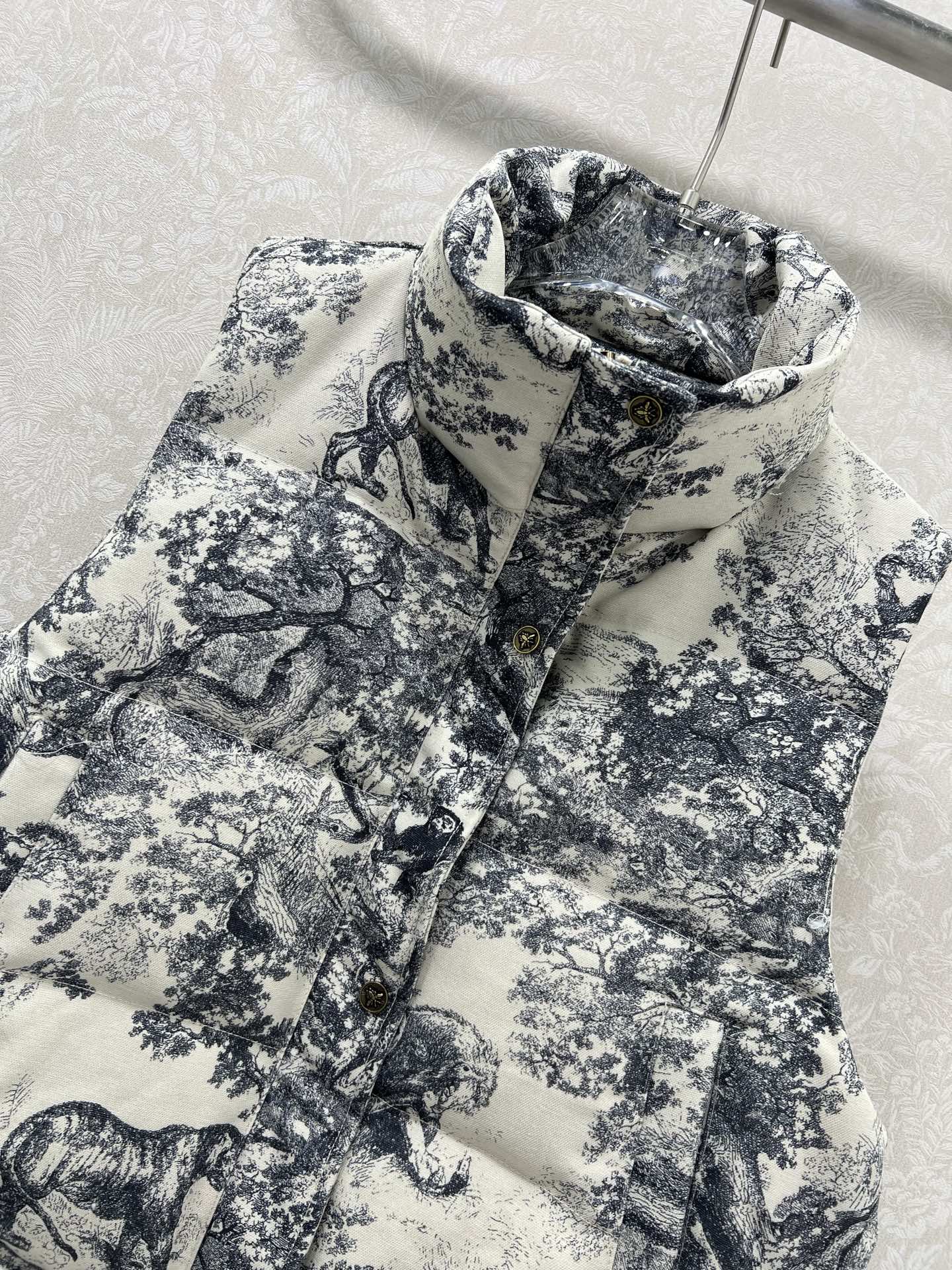 🔥🔥DIO*25新款立领羽绒马甲 90白鸭绒 帽子可拆卸 满幅字母印花以及经典丛林动物印花羽绒马甲 打造