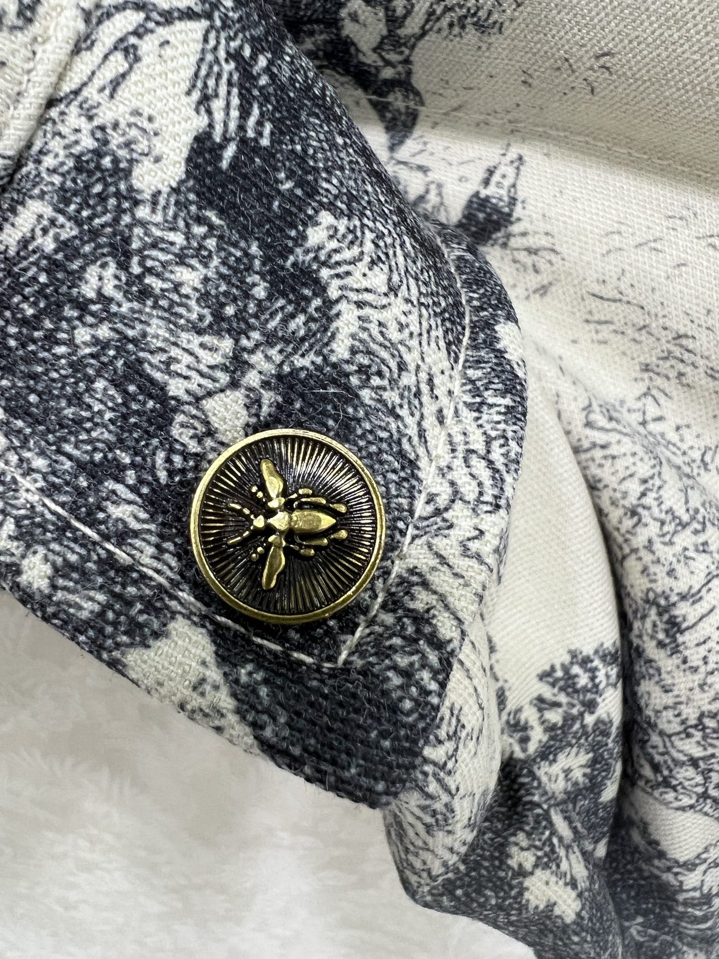 🔥🔥DIO*25新款立领羽绒马甲 90白鸭绒 帽子可拆卸 满幅字母印花以及经典丛林动物印花羽绒马甲 打造