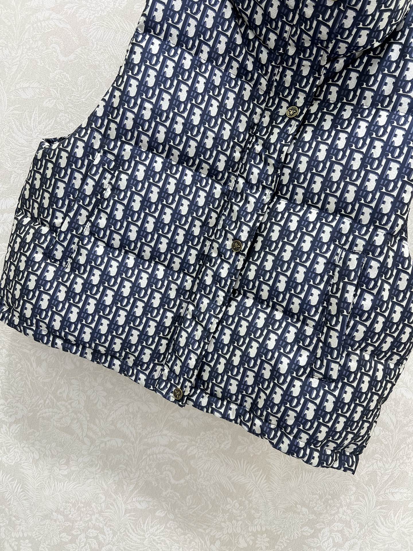 🔥🔥DIO*25新款立领羽绒马甲 90白鸭绒 帽子可拆卸 满幅字母印花以及经典丛林动物印花羽绒马甲 打造