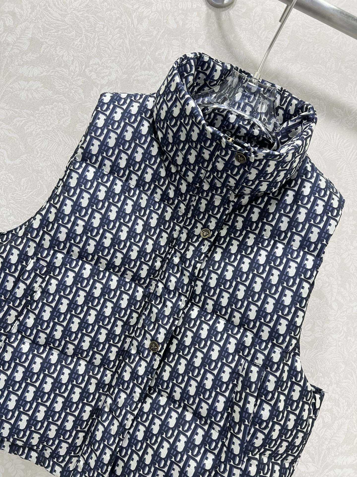 🔥🔥DIO*25新款立领羽绒马甲 90白鸭绒 帽子可拆卸 满幅字母印花以及经典丛林动物印花羽绒马甲 打造