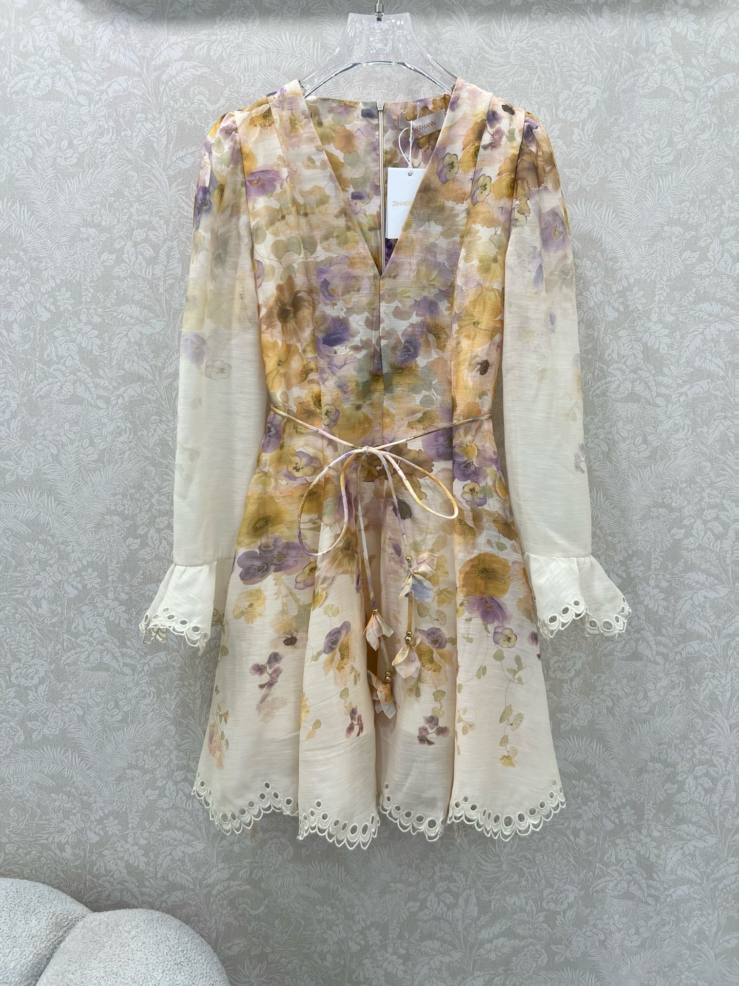 NO:639294,Zimmerman*/Zimmerman 25 new V-neck water-soluble lace sleeve skirt dress with trumpet sleeve design. This fabric string belt has a high waist and an oversized hem. The overall printed pattern shows the quality. Super invincible and noble color. The oversized hem is full of sincerity. Super invincible fairy style. Full sense of high-end. The version is super correct. It shows temperament in any casual wear. Single color 4 size SMLXL, Zimmerman-clothing, skirts, alexander wang19860909Zimmerman*兹/默曼 25新款V领水溶花边袖裙连衣裙 喇叭袖设计 本布细绳腰带高腰超大摆整体印花图案品质尽显 超级无敌贵气的颜色 超大摆用料诚意满满 超无敌仙女款 高级感满满,版型超正 随意一搭都显气质 单色4码SMLXL,兹默曼-服装,skirts,alexander wang,Women's clothing