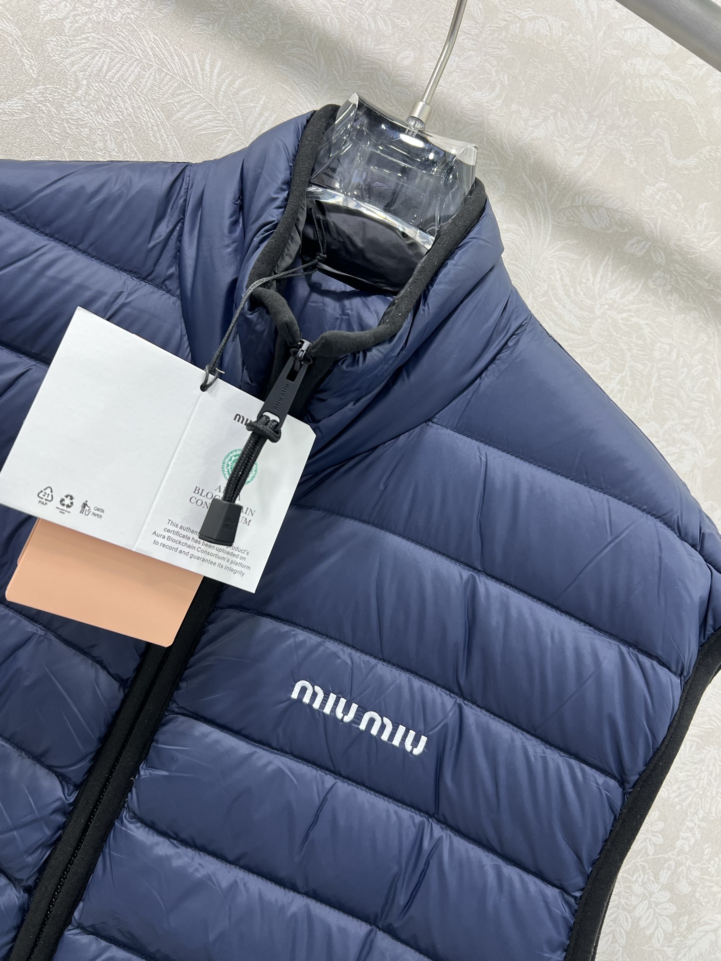 🔥🔥 Miumi*25新款羽绒马甲 定制YB防风防水尼龙材质，90白鹅绒填充内里，整件轻盈保暖，宽松版型