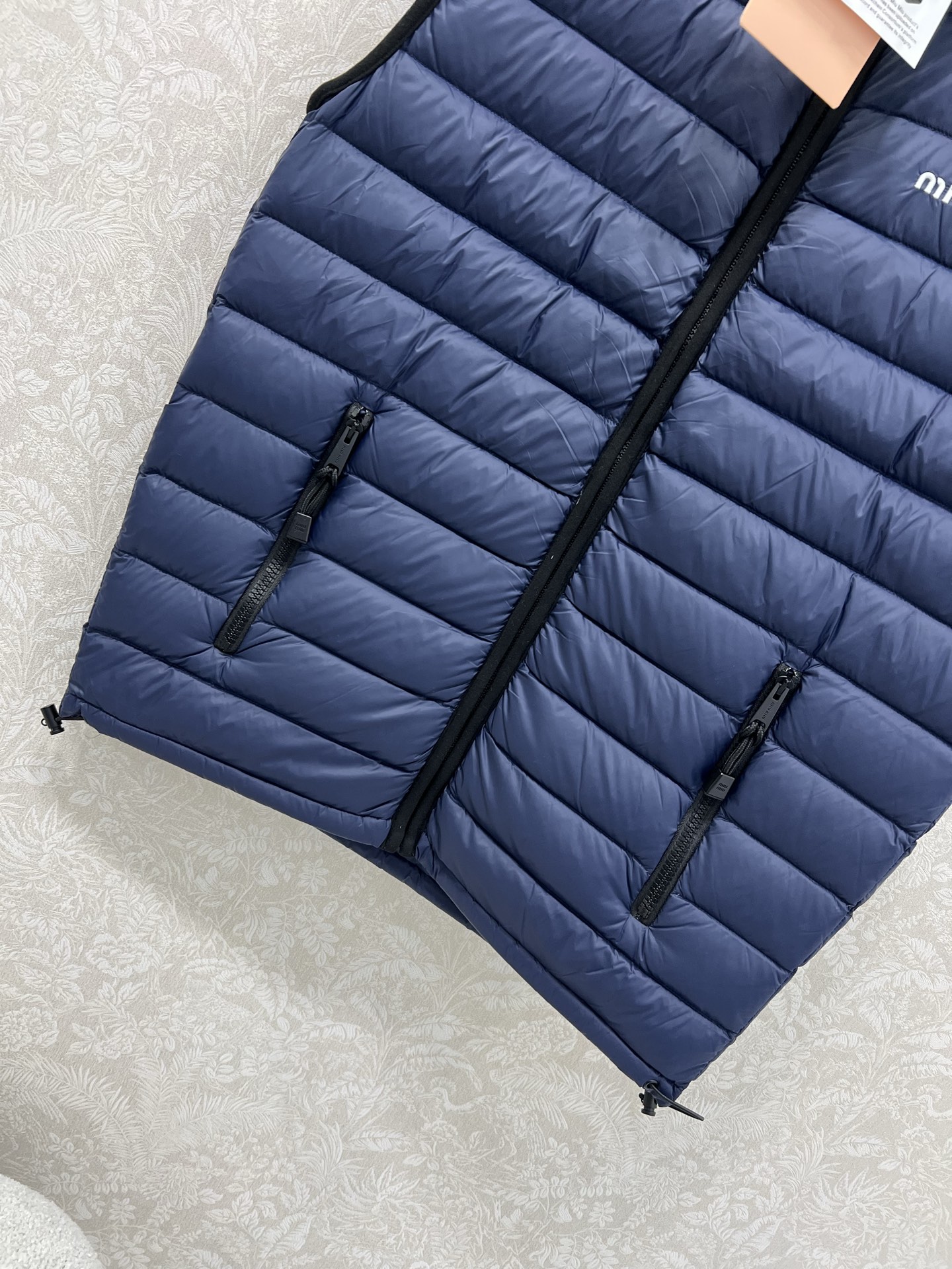 🔥🔥 Miumi*25新款羽绒马甲 定制YB防风防水尼龙材质，90白鹅绒填充内里，整件轻盈保暖，宽松版型