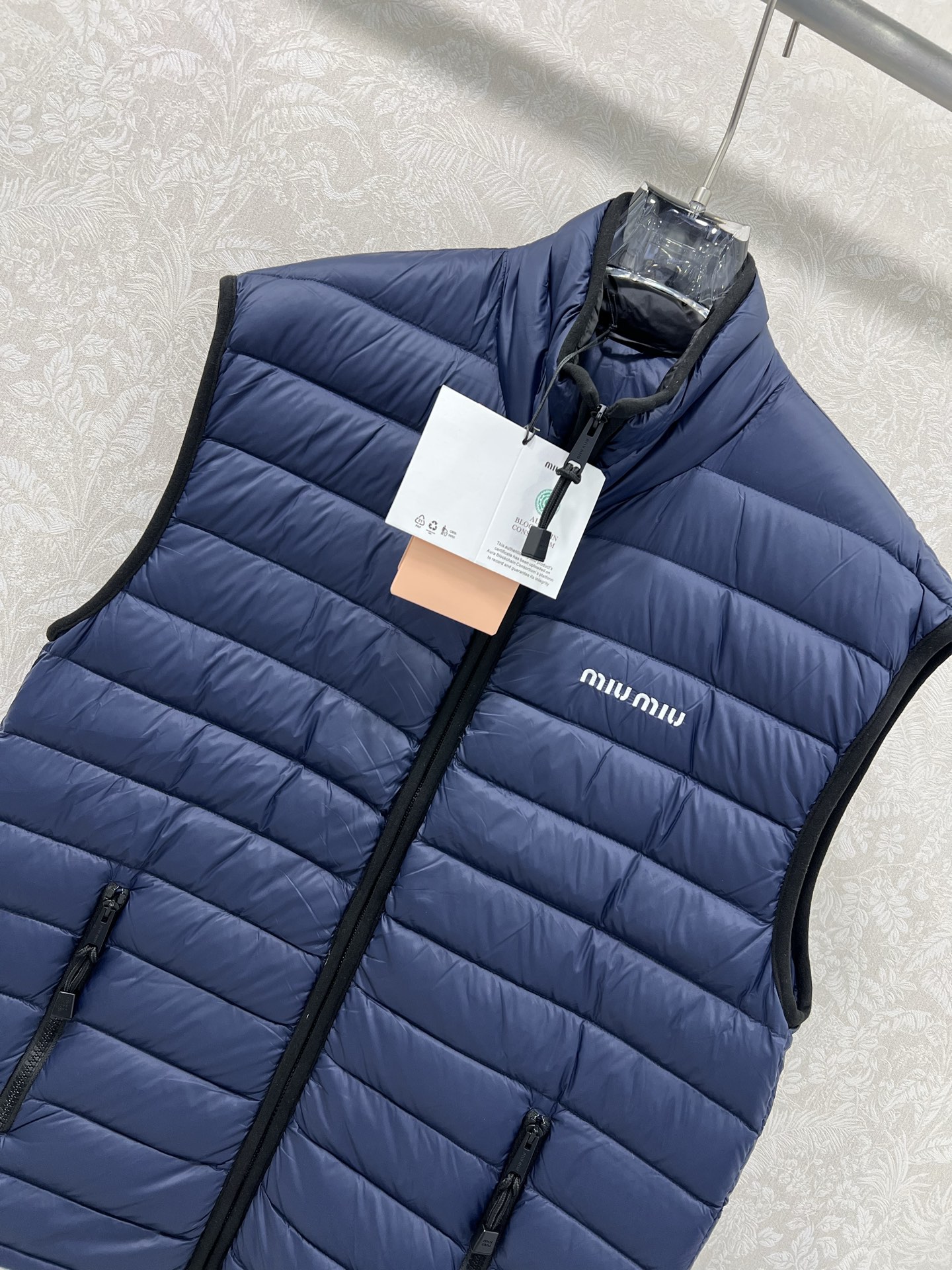 🔥🔥 Miumi*25新款羽绒马甲 定制YB防风防水尼龙材质，90白鹅绒填充内里，整件轻盈保暖，宽松版型