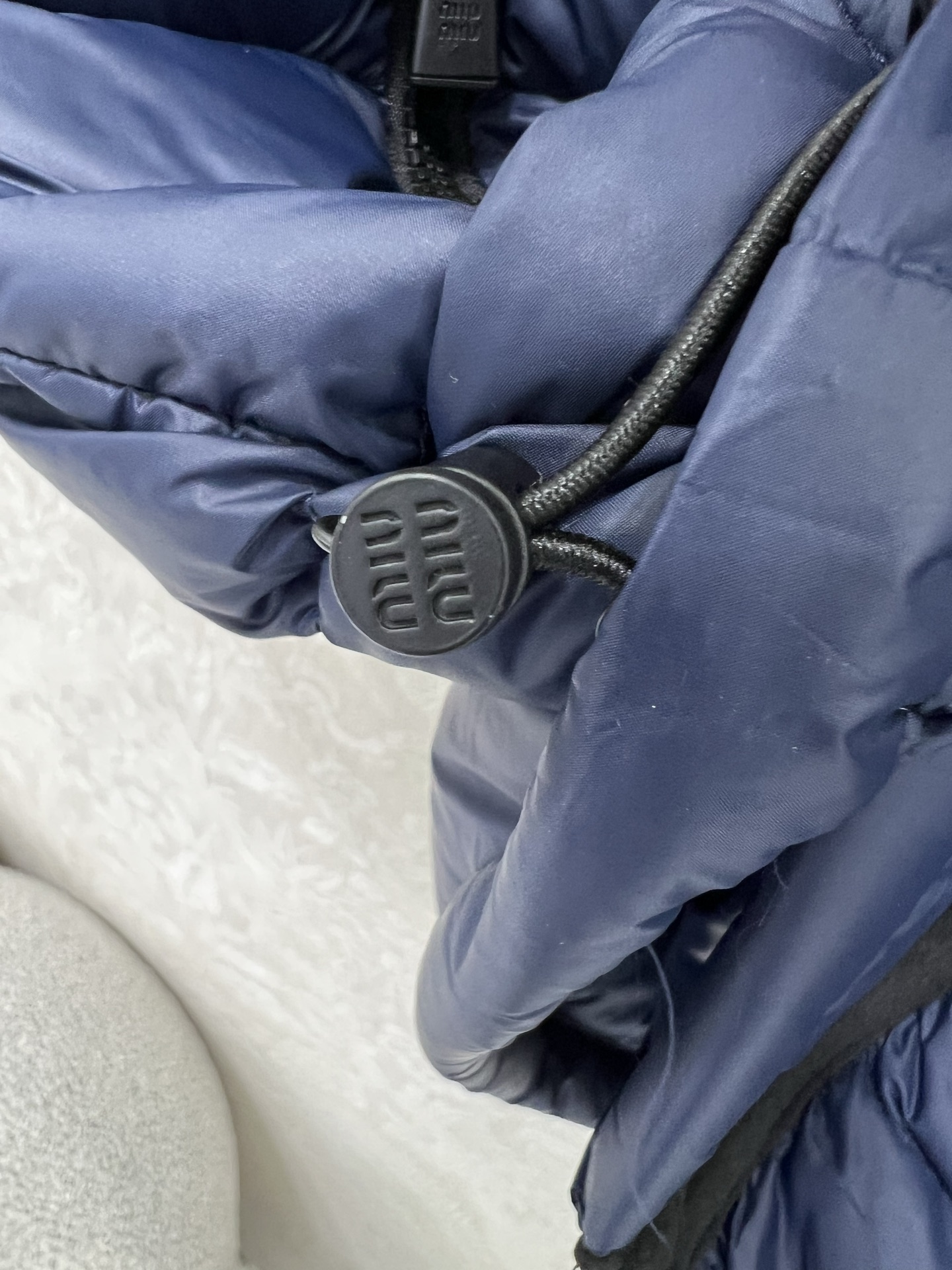 🔥🔥 Miumi*25新款羽绒马甲 定制YB防风防水尼龙材质，90白鹅绒填充内里，整件轻盈保暖，宽松版型