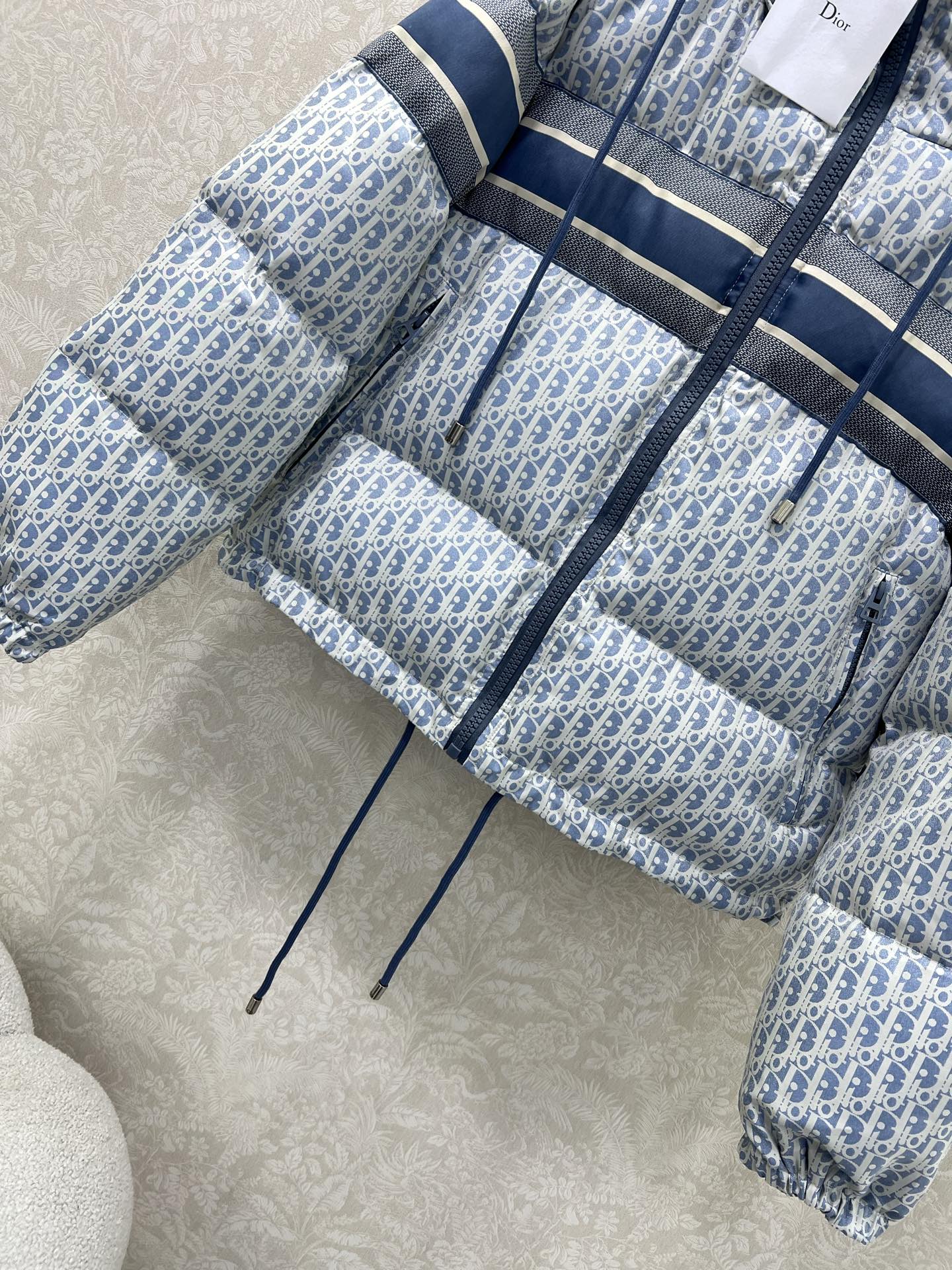 🔥🔥DIO*25秋冬新款 D字母提花连帽羽绒服 经典老花提花面料+小蜜蜂刺绣 品牌感满满！背面有Cist