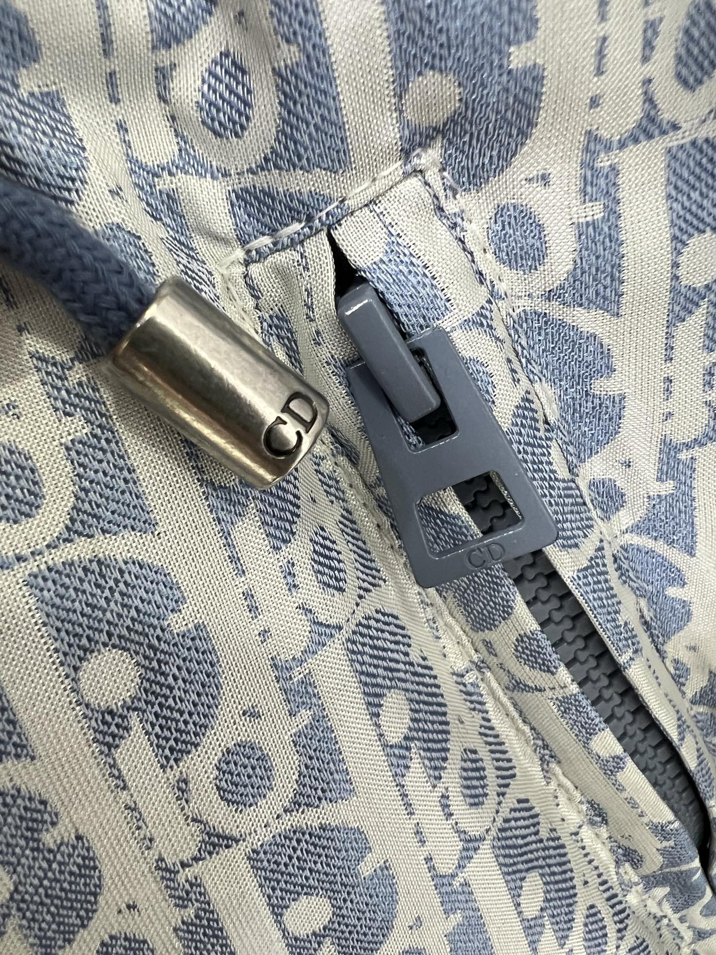 🔥🔥DIO*25秋冬新款 D字母提花连帽羽绒服 经典老花提花面料+小蜜蜂刺绣 品牌感满满！背面有Cist