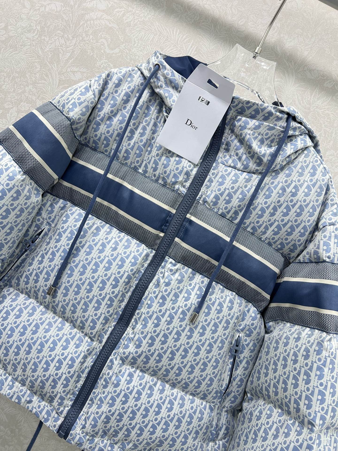 🔥🔥DIO*25秋冬新款 D字母提花连帽羽绒服 经典老花提花面料+小蜜蜂刺绣 品牌感满满！背面有Cist