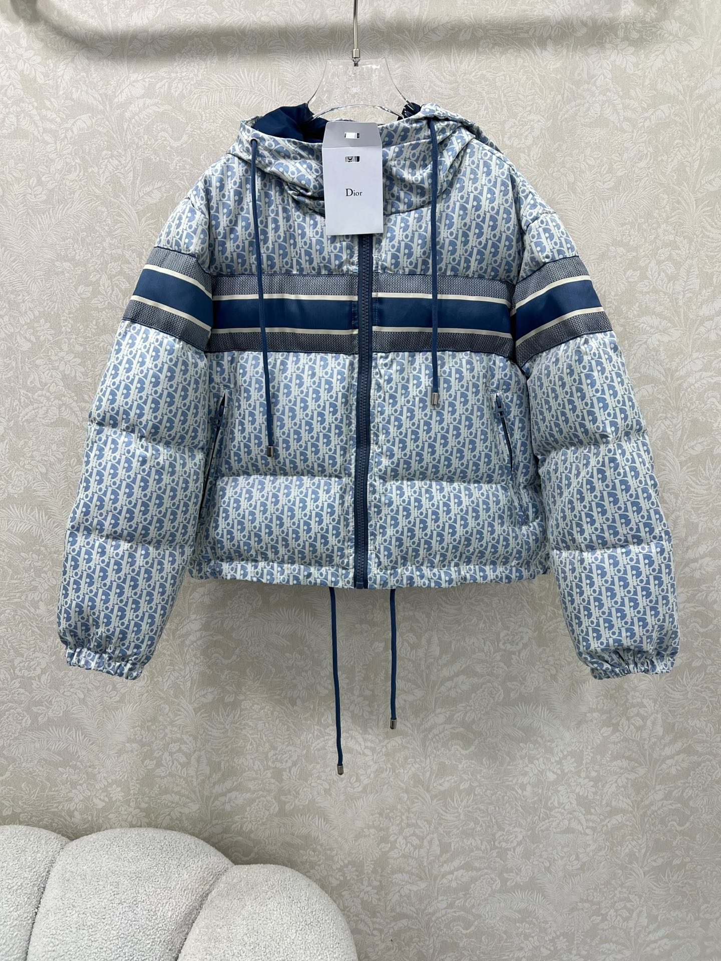 🔥🔥DIO*25秋冬新款 D字母提花连帽羽绒服 经典老花提花面料+小蜜蜂刺绣 品牌感满满！背面有Cist