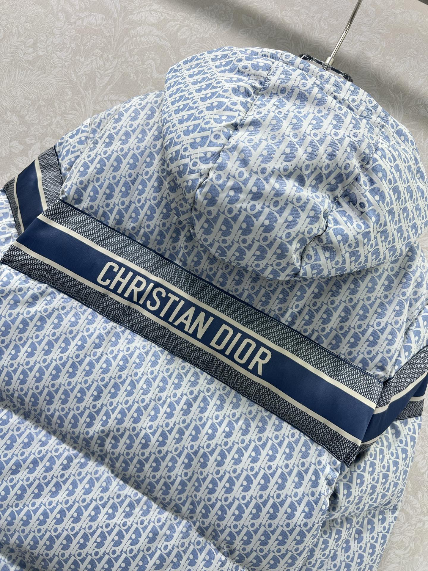 🔥🔥DIO*25秋冬新款 D字母提花连帽羽绒服 经典老花提花面料+小蜜蜂刺绣 品牌感满满！背面有Cist