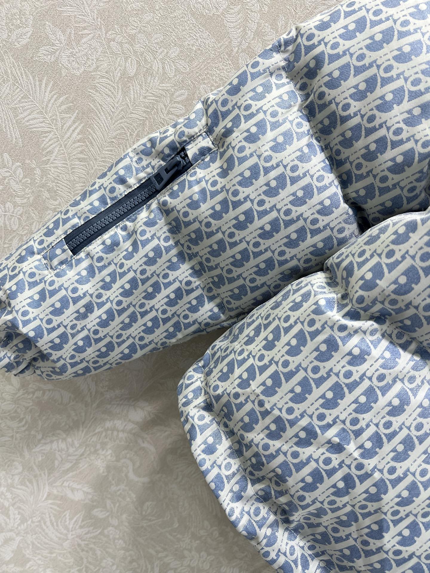 🔥🔥DIO*25秋冬新款 D字母提花连帽羽绒服 经典老花提花面料+小蜜蜂刺绣 品牌感满满！背面有Cist