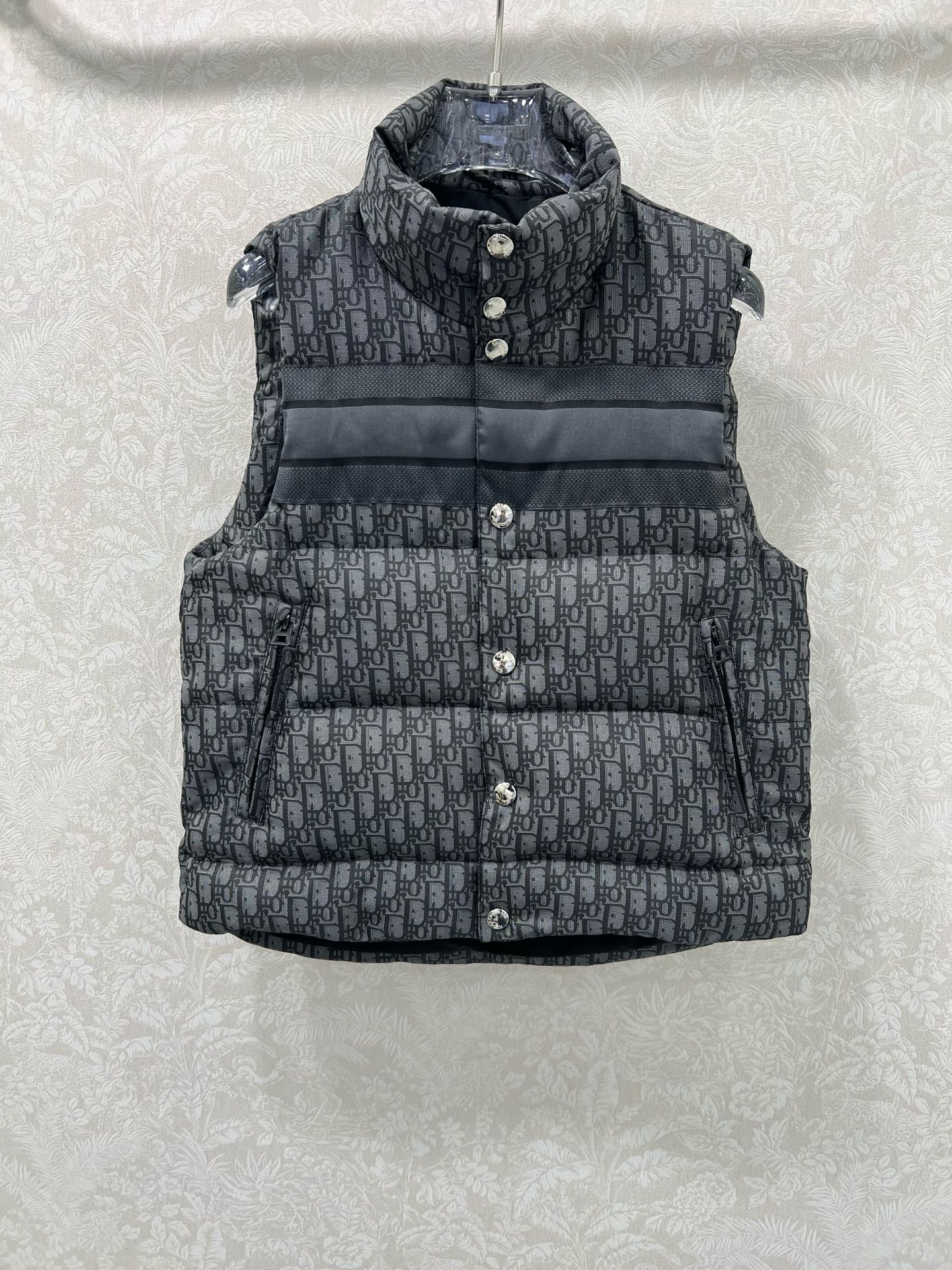 🔥🔥DIO*25秋冬新款 D字母提花立领羽绒马甲 经典老花提花面料+小蜜蜂刺绣 品牌感满满！背面有Cis