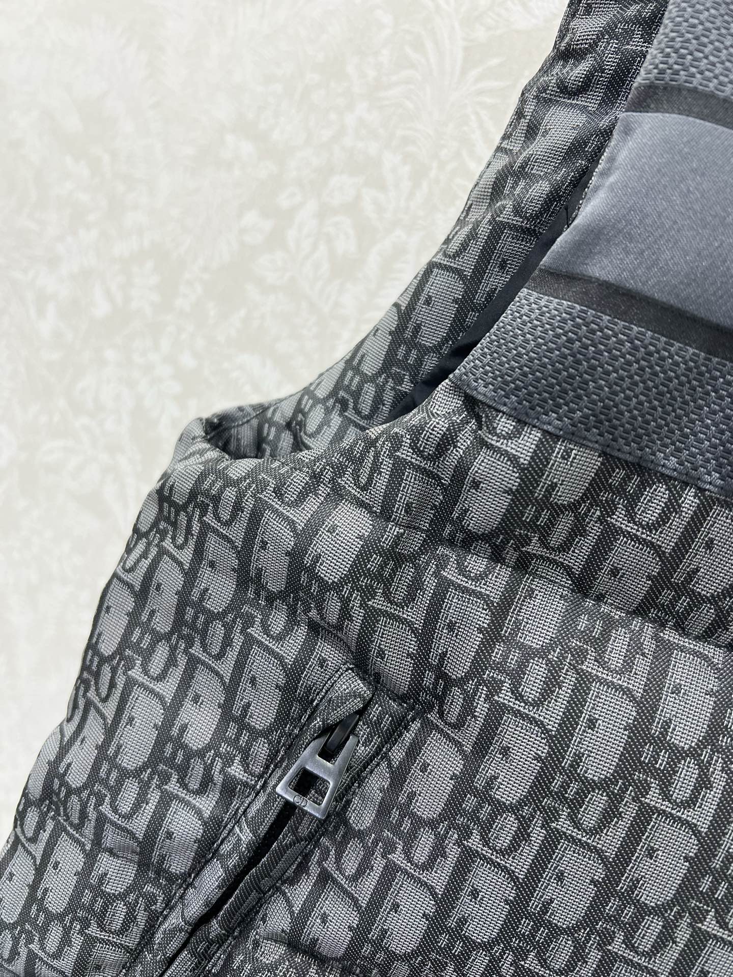 🔥🔥DIO*25秋冬新款 D字母提花立领羽绒马甲 经典老花提花面料+小蜜蜂刺绣 品牌感满满！背面有Cis