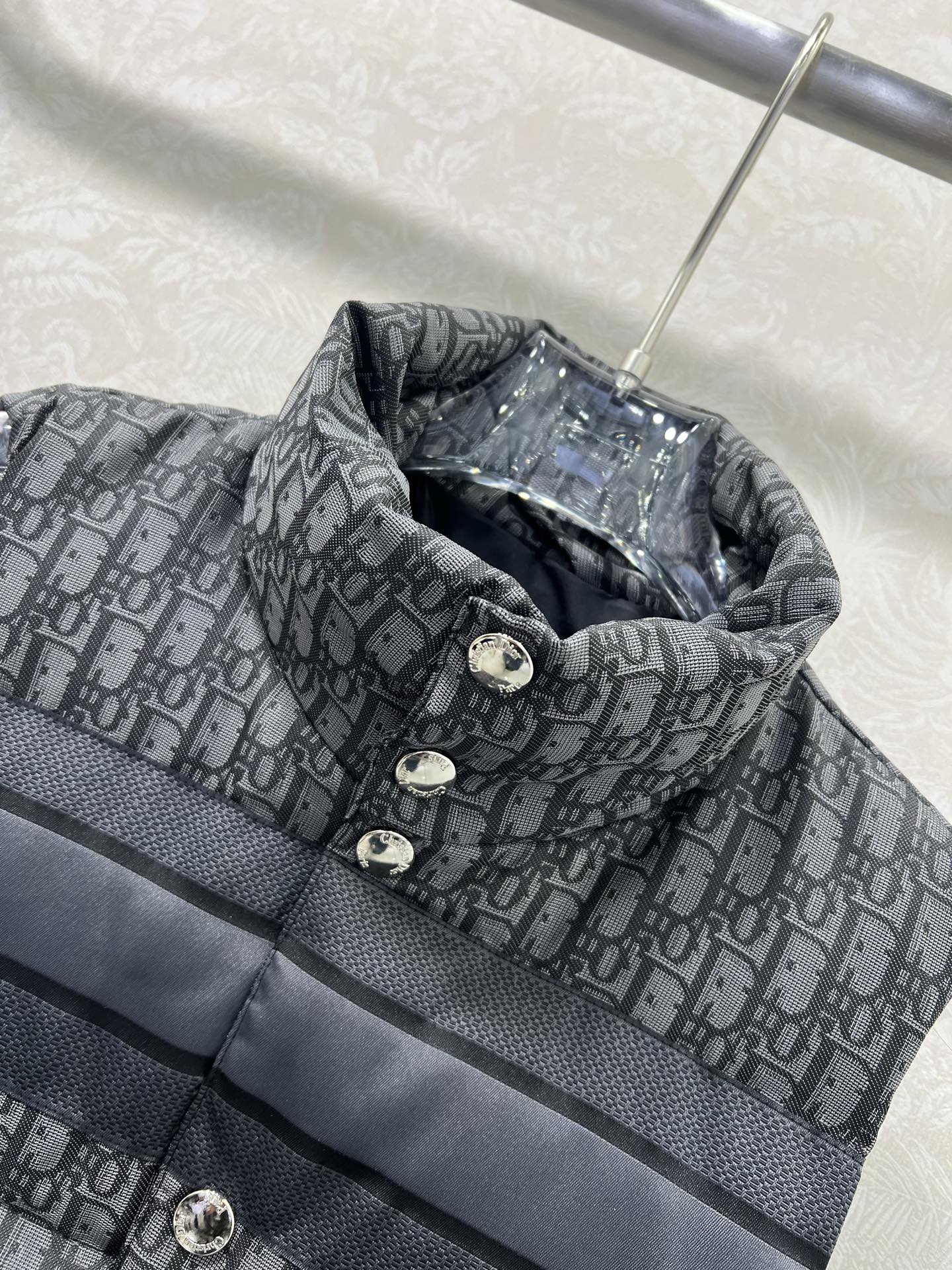 🔥🔥DIO*25秋冬新款 D字母提花立领羽绒马甲 经典老花提花面料+小蜜蜂刺绣 品牌感满满！背面有Cis