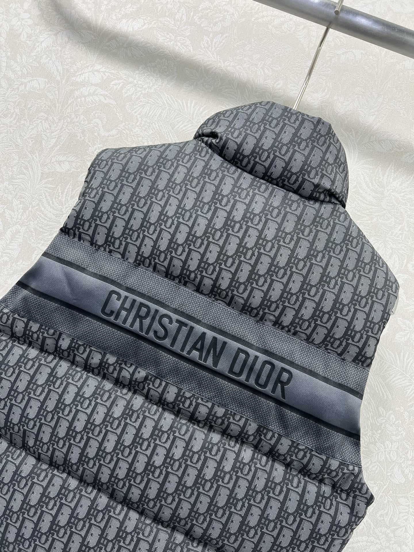 🔥🔥DIO*25秋冬新款 D字母提花立领羽绒马甲 经典老花提花面料+小蜜蜂刺绣 品牌感满满！背面有Cis