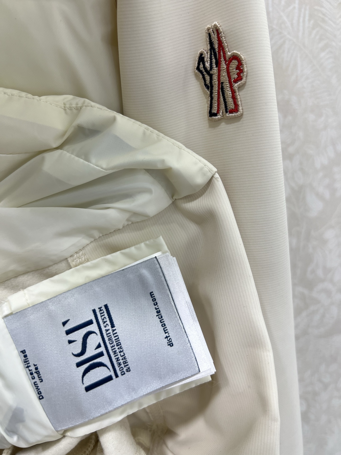 🔥🔥Moncle*25新款连帽拼接尼龙拉链羽绒服 全新滑雪系列出货啦！升级材质 后背薄绒尼龙面料具备防风