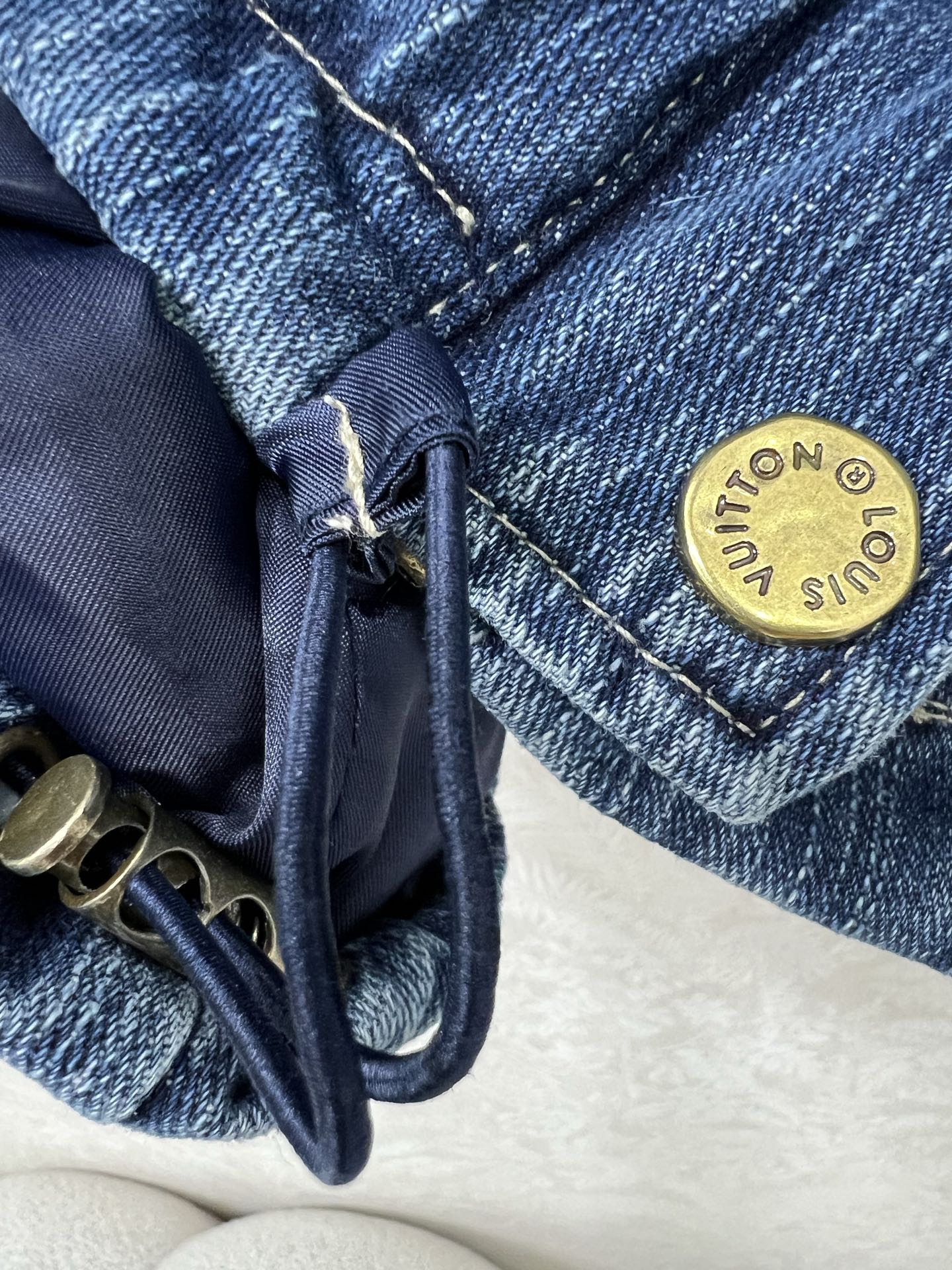 🔥🔥Louis Vuitt*n25新款牛仔羽绒马甲 90白鸭绒 丹宁牛仔系列立领羽绒马甲 胸前后背均以L