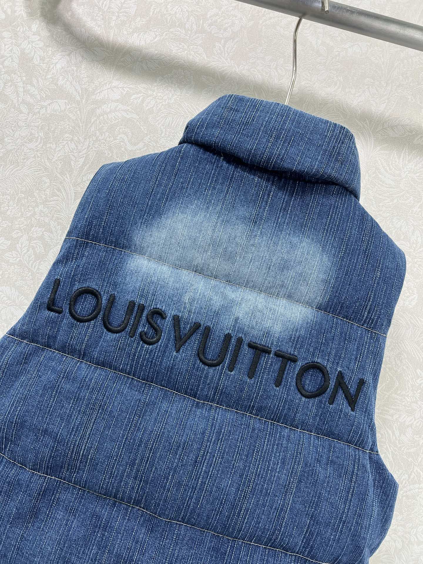 🔥🔥Louis Vuitt*n25新款牛仔羽绒马甲 90白鸭绒 丹宁牛仔系列立领羽绒马甲 胸前后背均以L