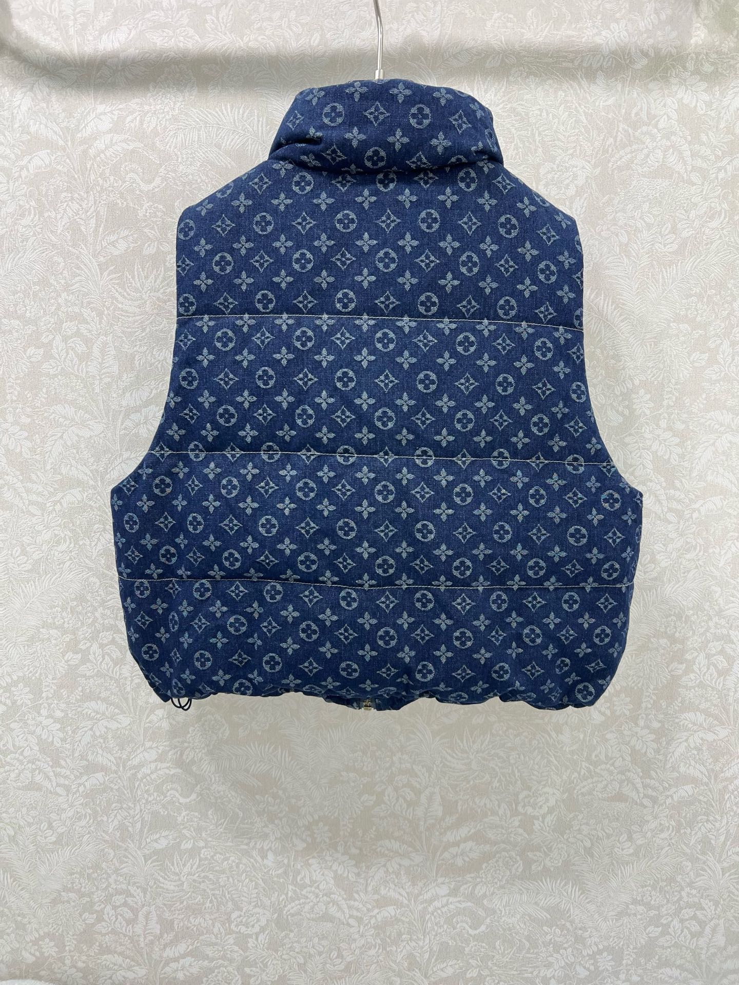 🔥🔥Louis Vuitt*n25新款牛仔羽绒马甲 90白鸭绒 丹宁牛仔系列立领羽绒马甲 整件logo印