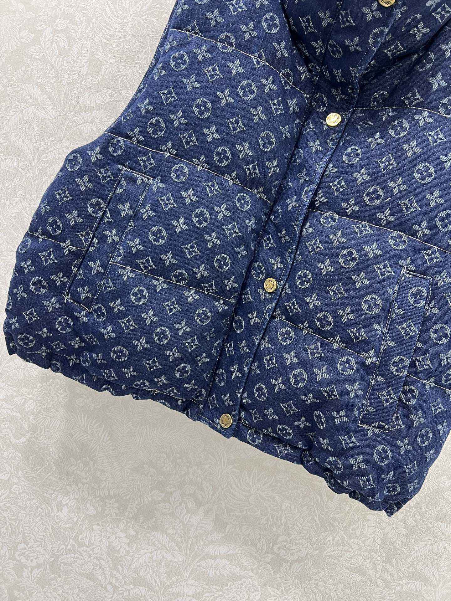 🔥🔥Louis Vuitt*n25新款牛仔羽绒马甲 90白鸭绒 丹宁牛仔系列立领羽绒马甲 整件logo印