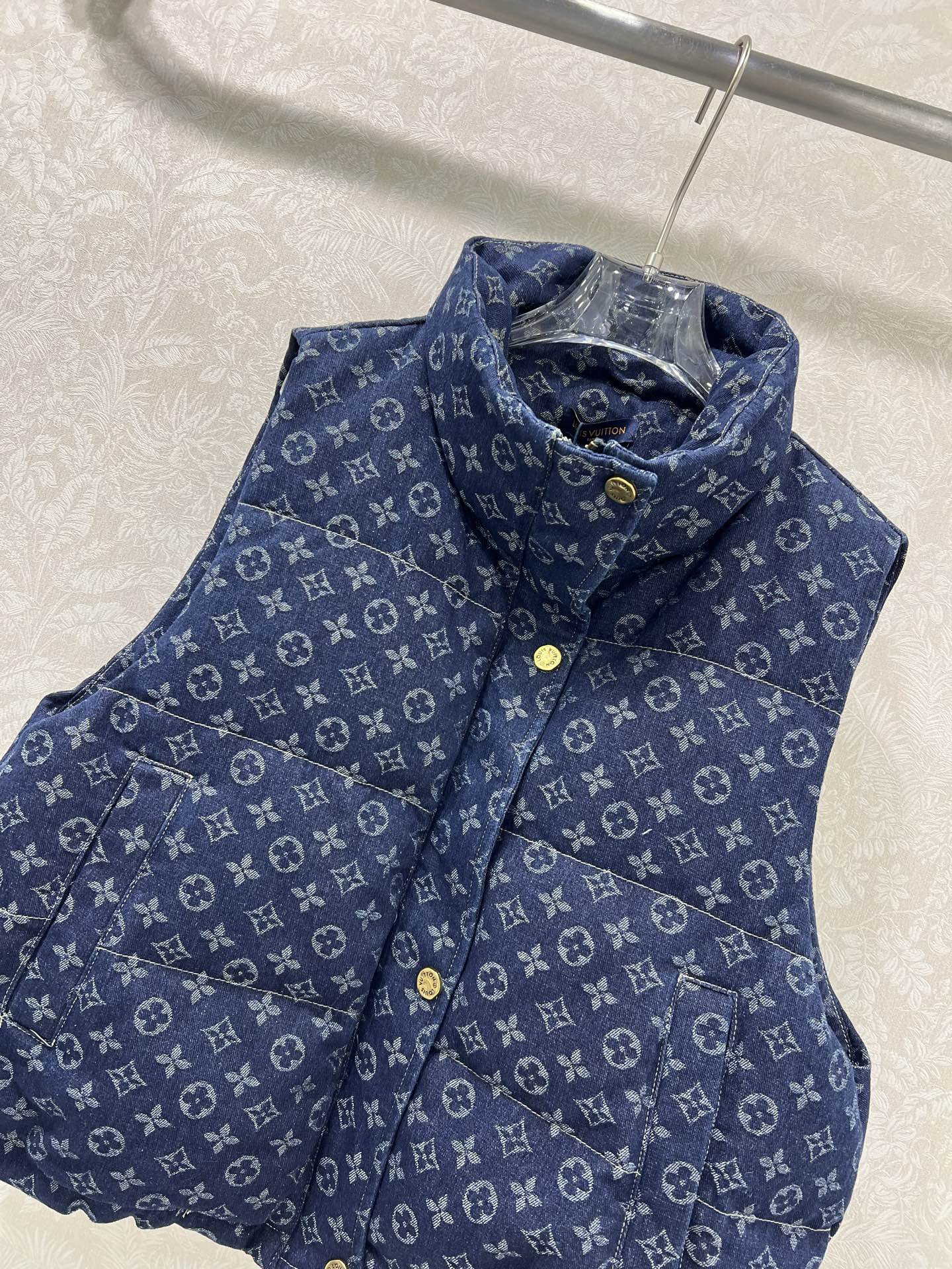 🔥🔥Louis Vuitt*n25新款牛仔羽绒马甲 90白鸭绒 丹宁牛仔系列立领羽绒马甲 整件logo印