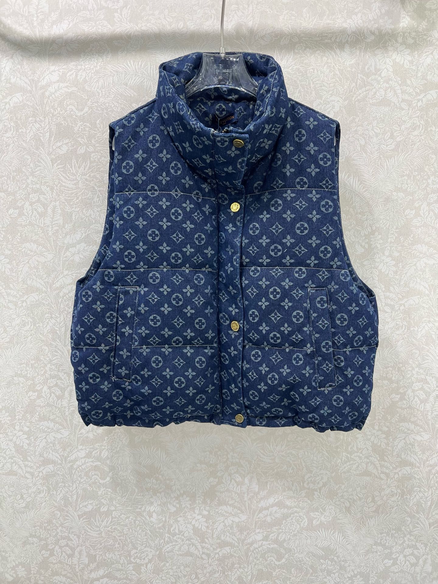 🔥🔥Louis Vuitt*n25新款牛仔羽绒马甲 90白鸭绒 丹宁牛仔系列立领羽绒马甲 整件logo印