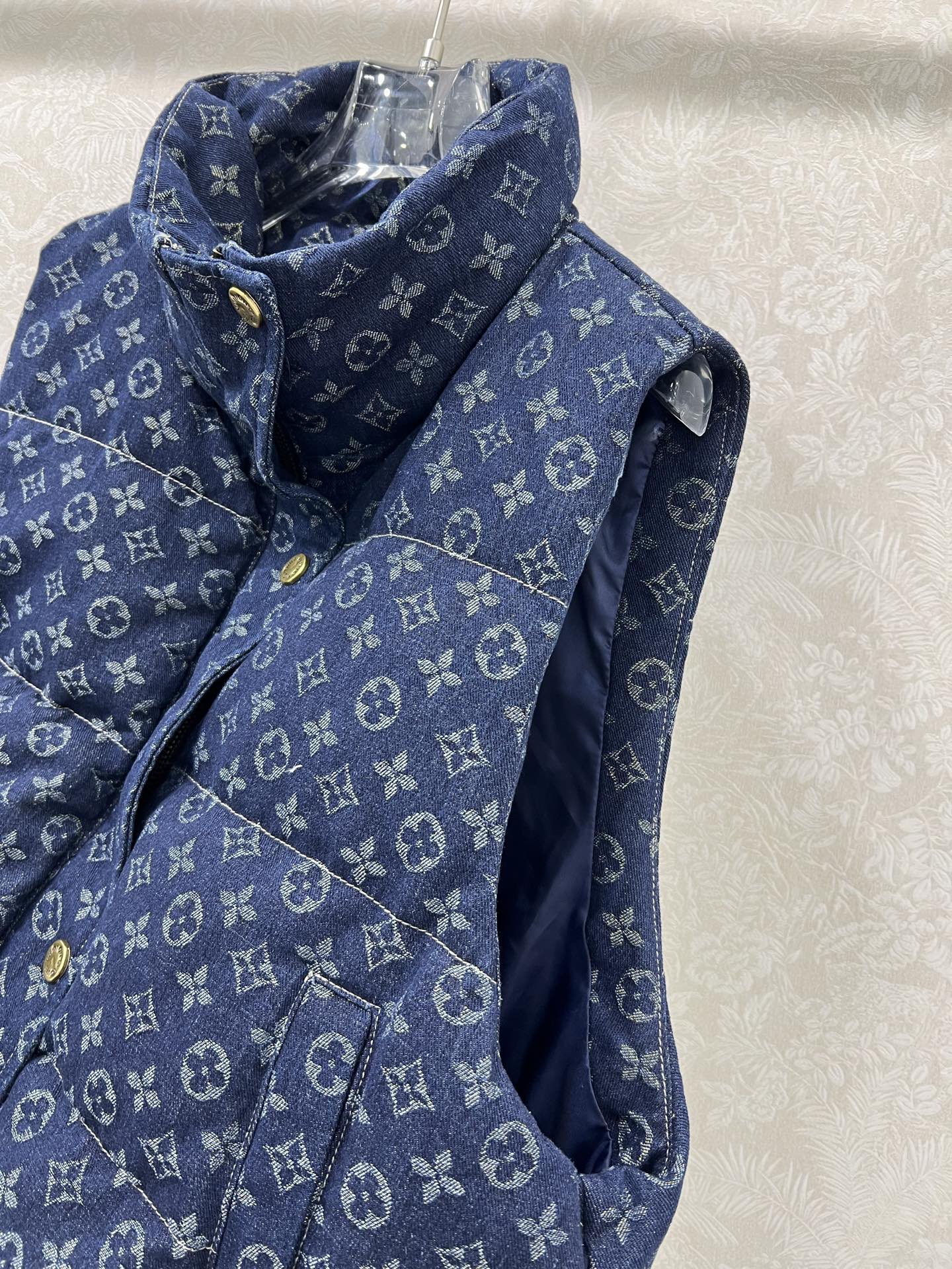 🔥🔥Louis Vuitt*n25新款牛仔羽绒马甲 90白鸭绒 丹宁牛仔系列立领羽绒马甲 整件logo印