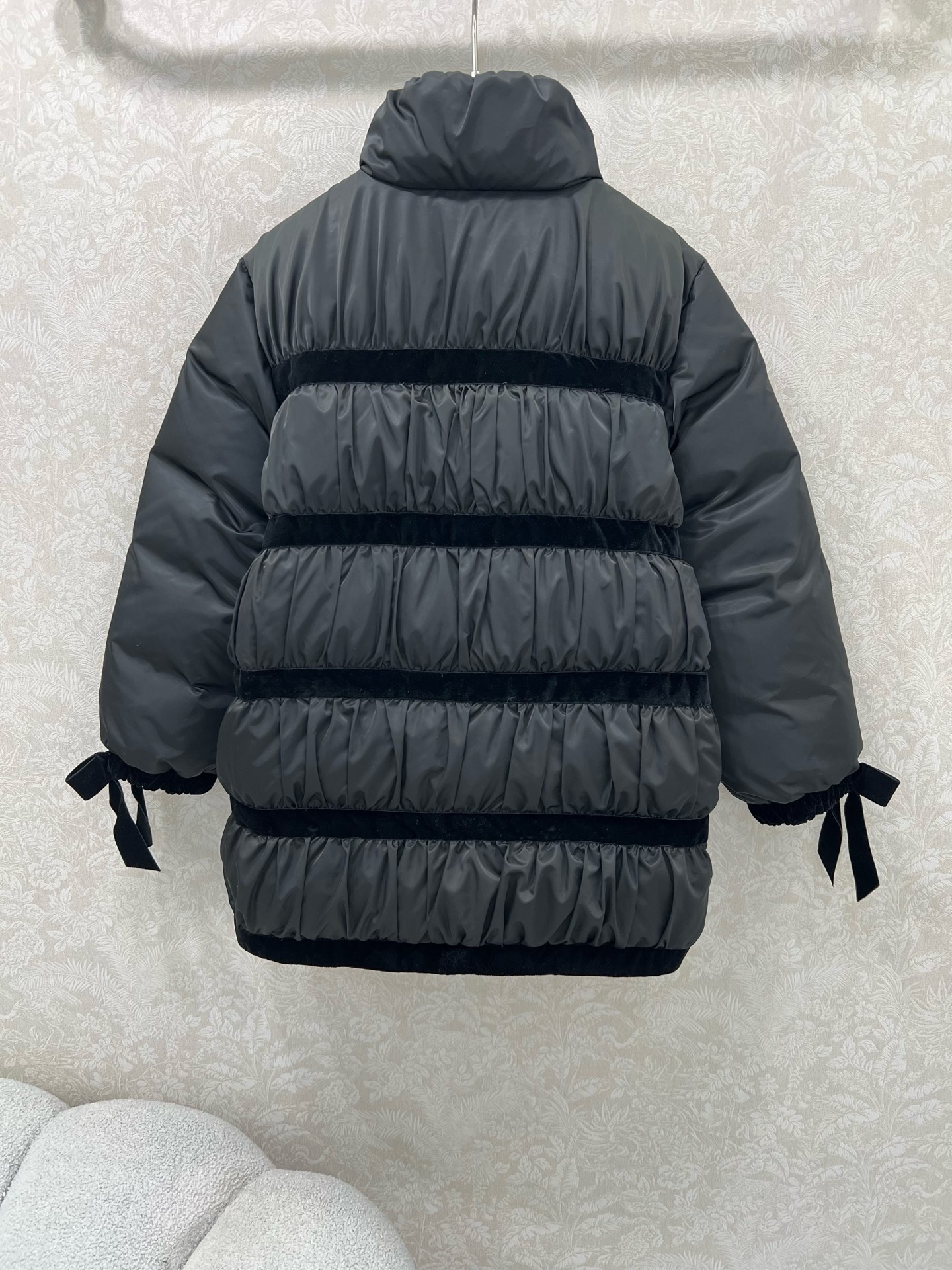 🔥🔥chan*l 25秋冬新款金智妮秀场同款蝴蝶结🎀羽绒 时髦中长款版型 长方格压纹➕丝绒蝴蝶结勾勒➕花