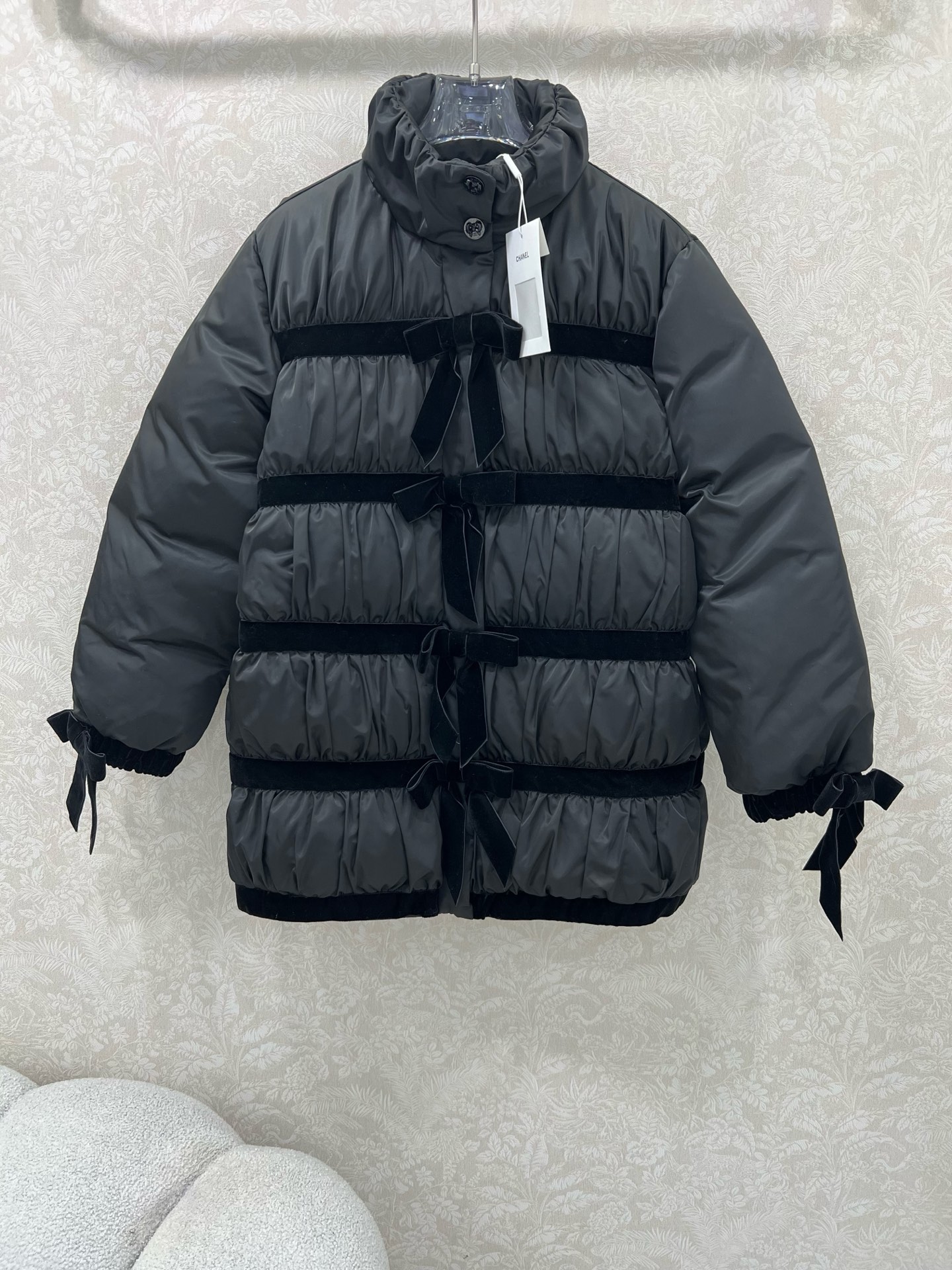 🔥🔥chan*l 25秋冬新款金智妮秀场同款蝴蝶结🎀羽绒 时髦中长款版型 长方格压纹➕丝绒蝴蝶结勾勒➕花