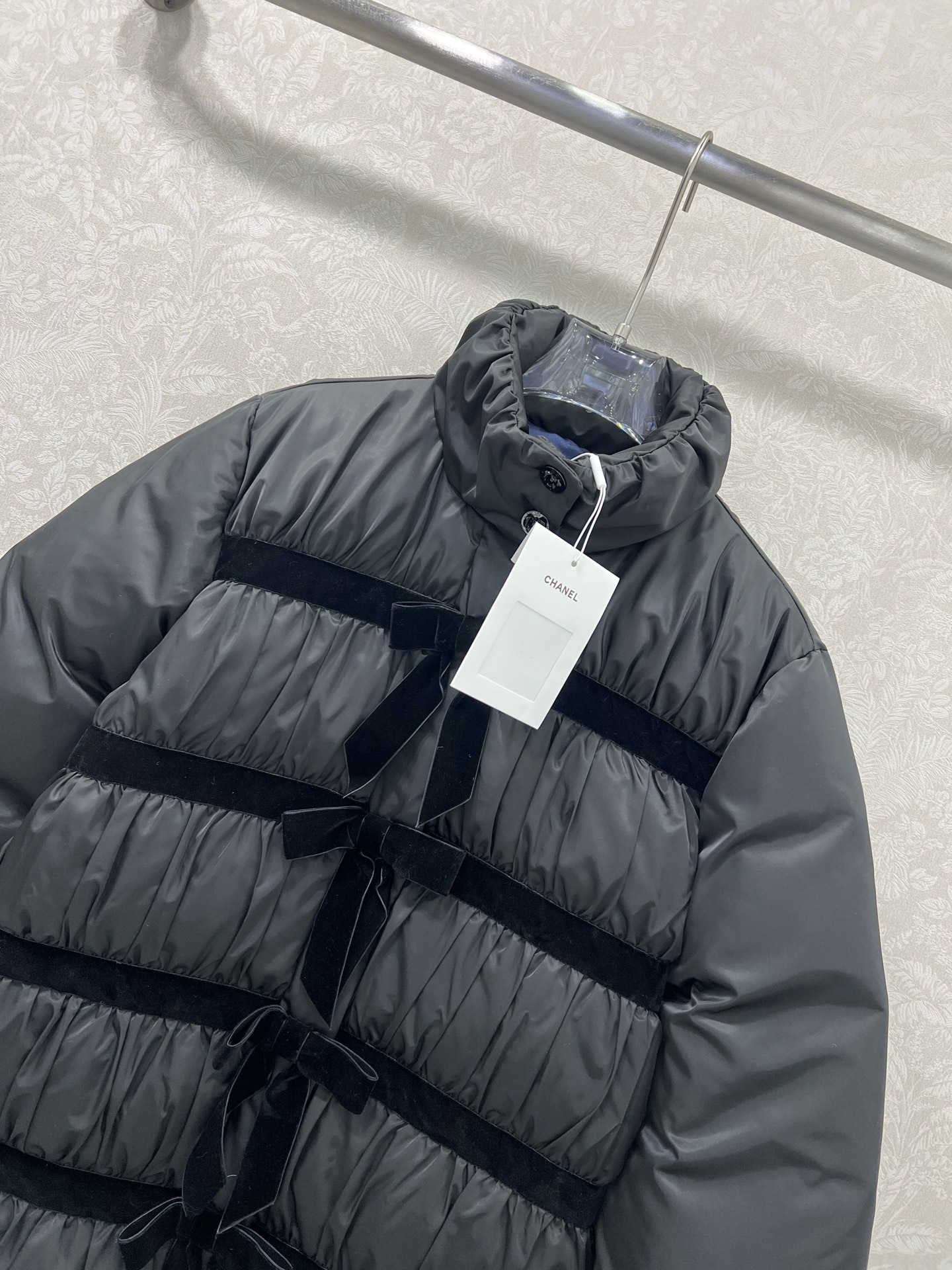 🔥🔥chan*l 25秋冬新款金智妮秀场同款蝴蝶结🎀羽绒 时髦中长款版型 长方格压纹➕丝绒蝴蝶结勾勒➕花