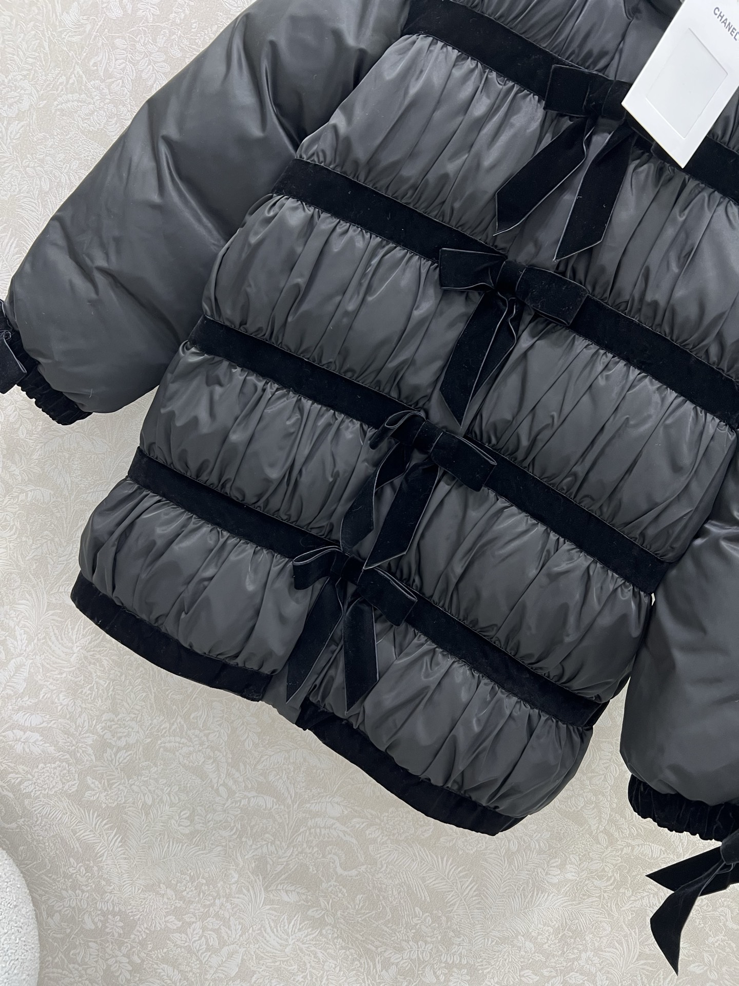 🔥🔥chan*l 25秋冬新款金智妮秀场同款蝴蝶结🎀羽绒 时髦中长款版型 长方格压纹➕丝绒蝴蝶结勾勒➕花